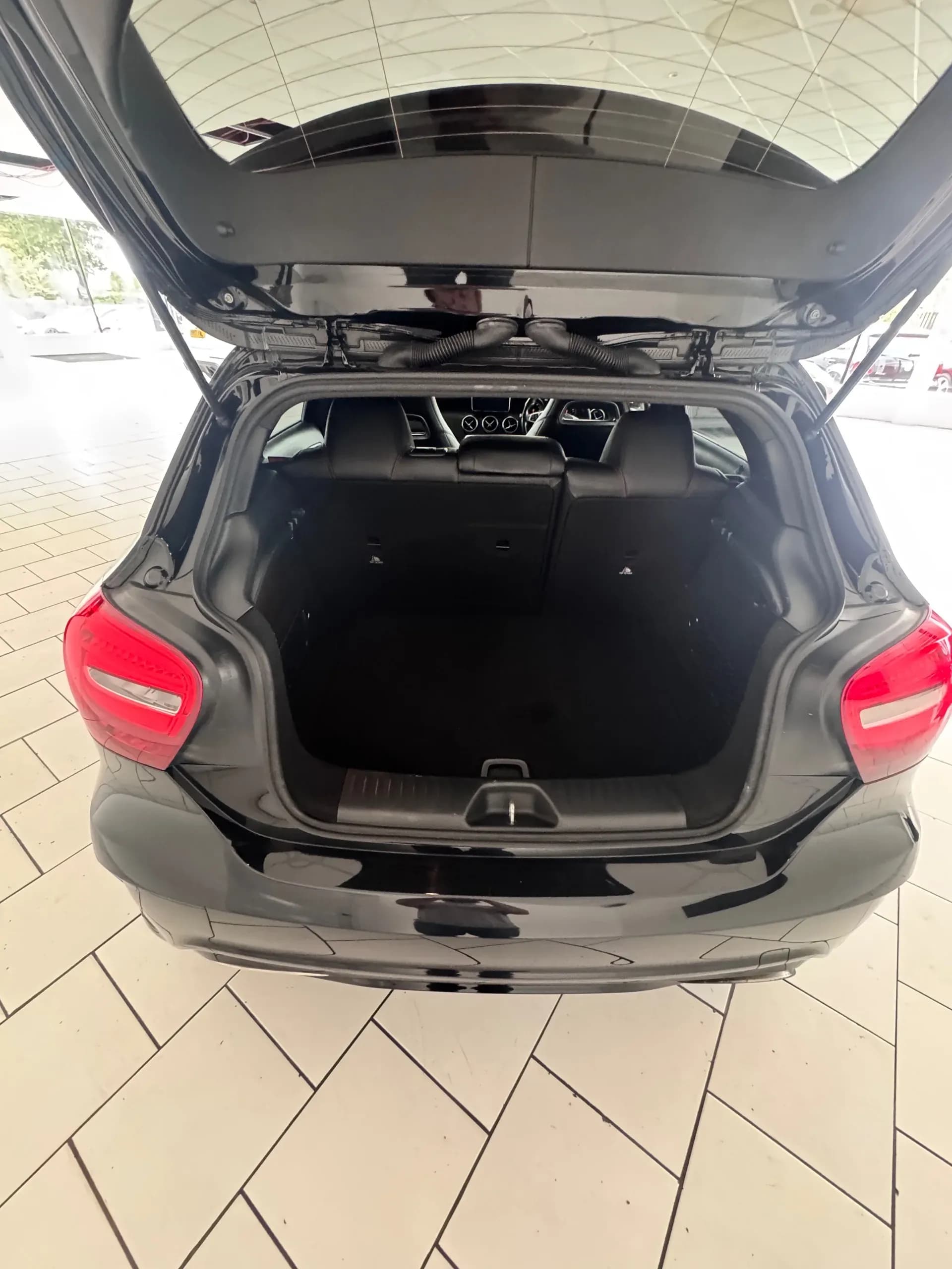 Vehicle photo — boot