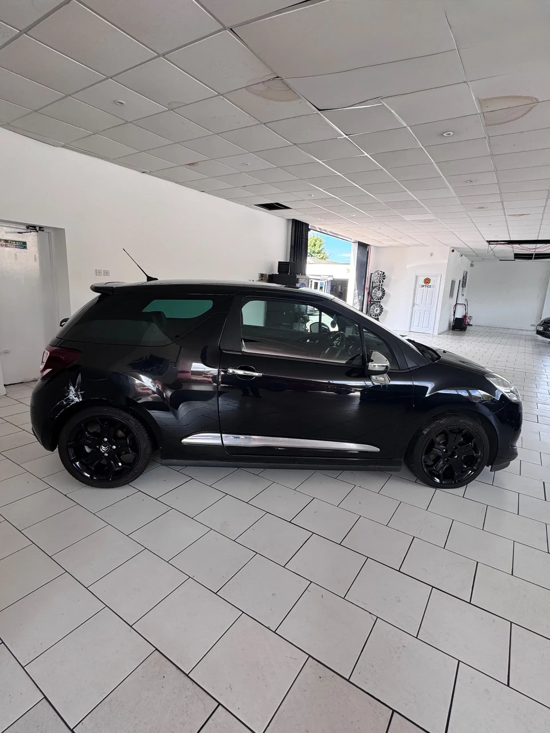 Vehicle photo — os profile