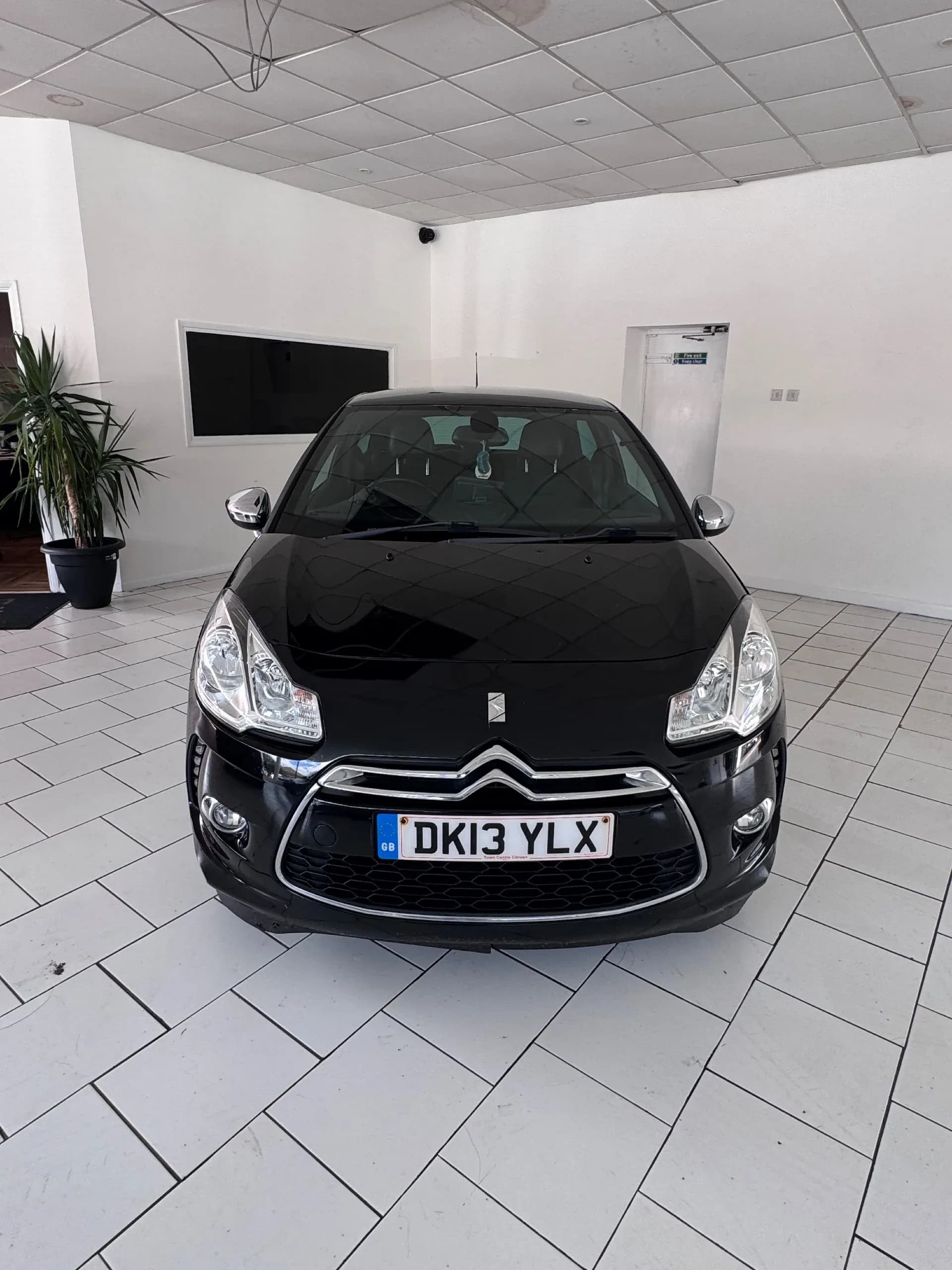 Vehicle photo — front