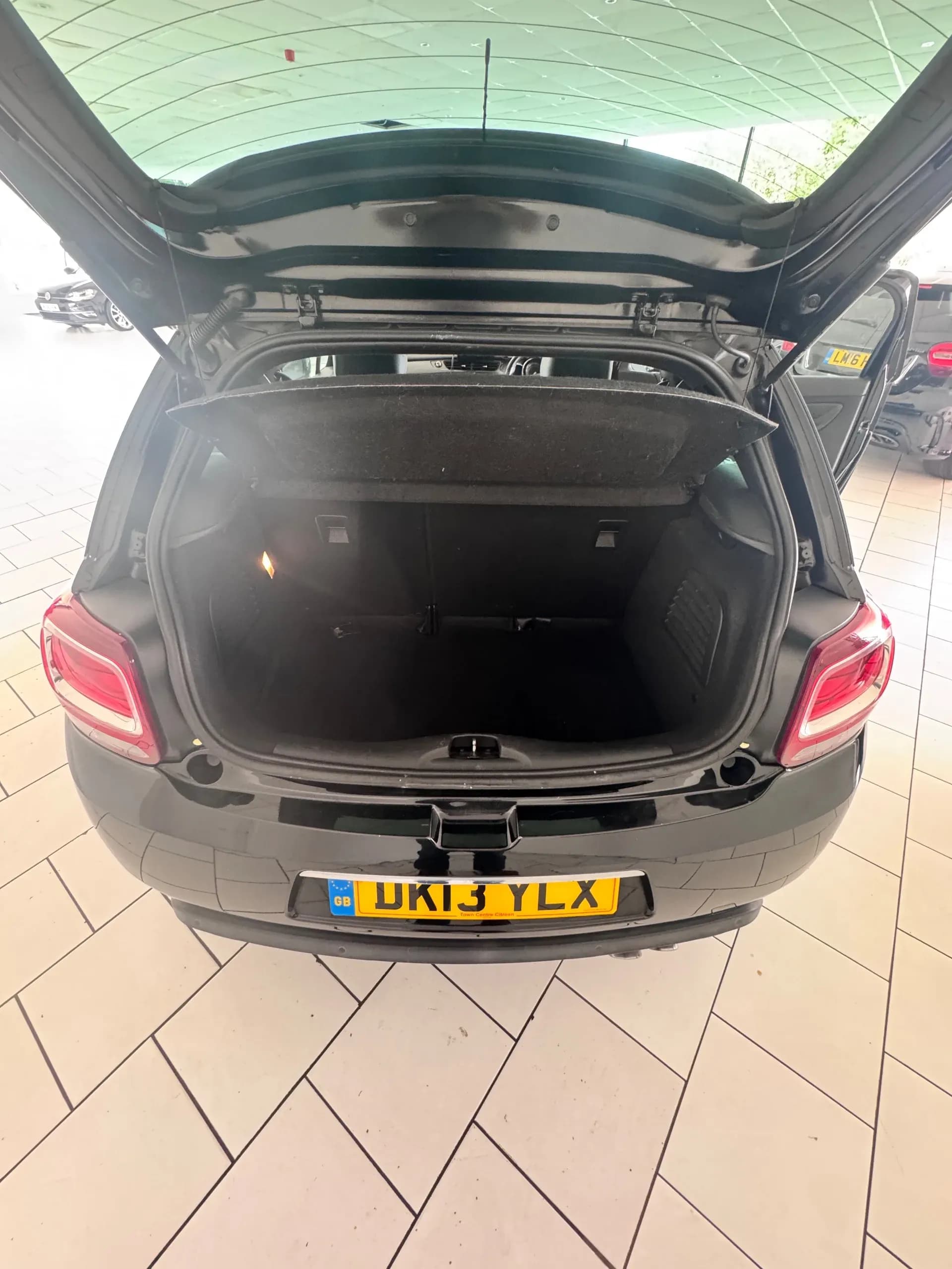 Vehicle photo — boot