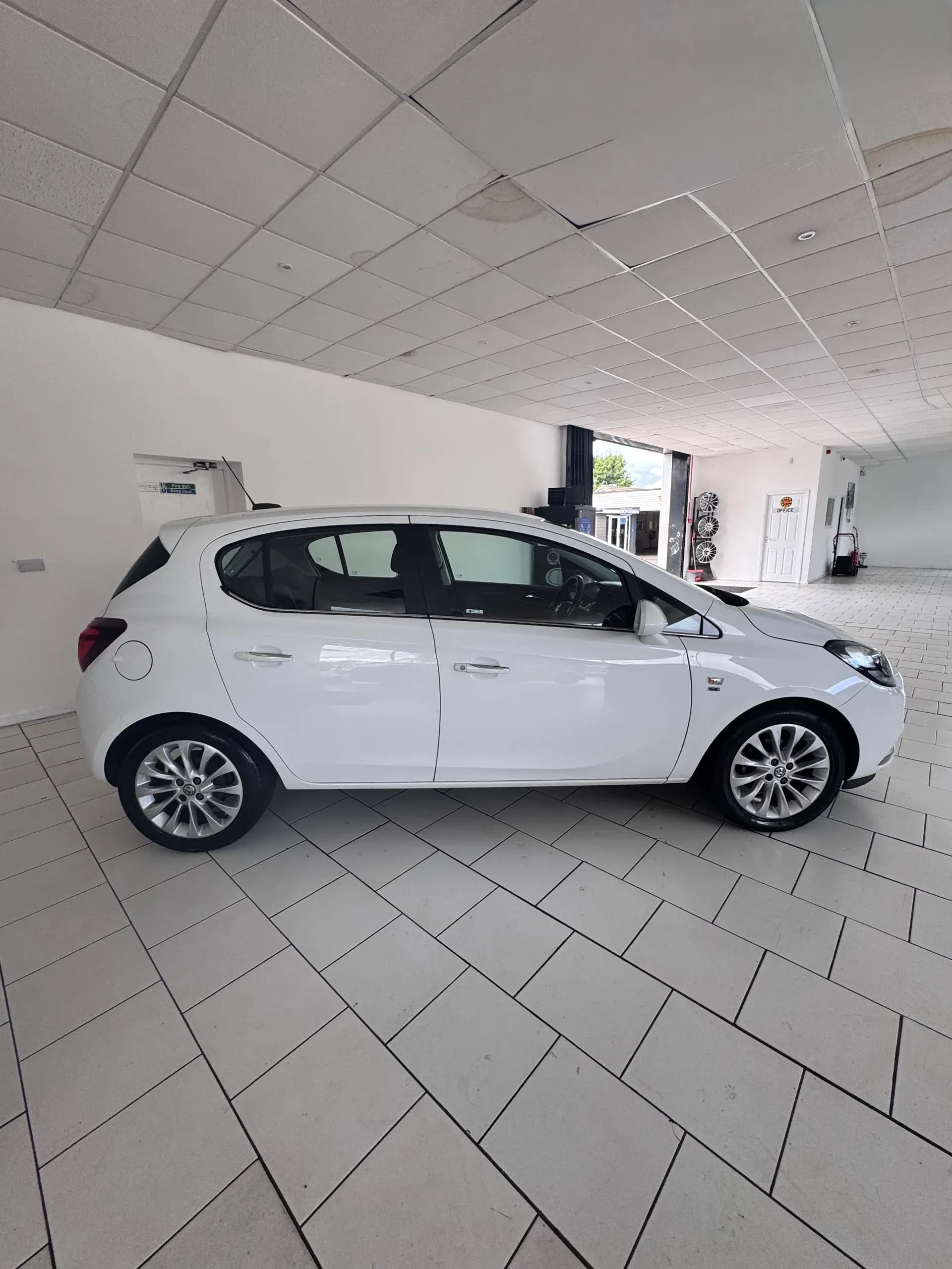 Vehicle photo — os profile