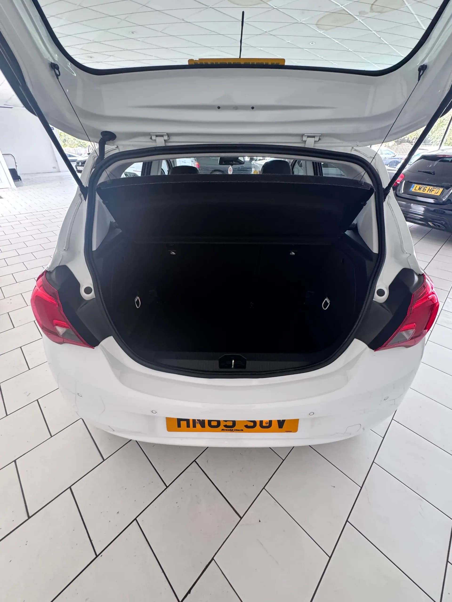 Vehicle photo — boot