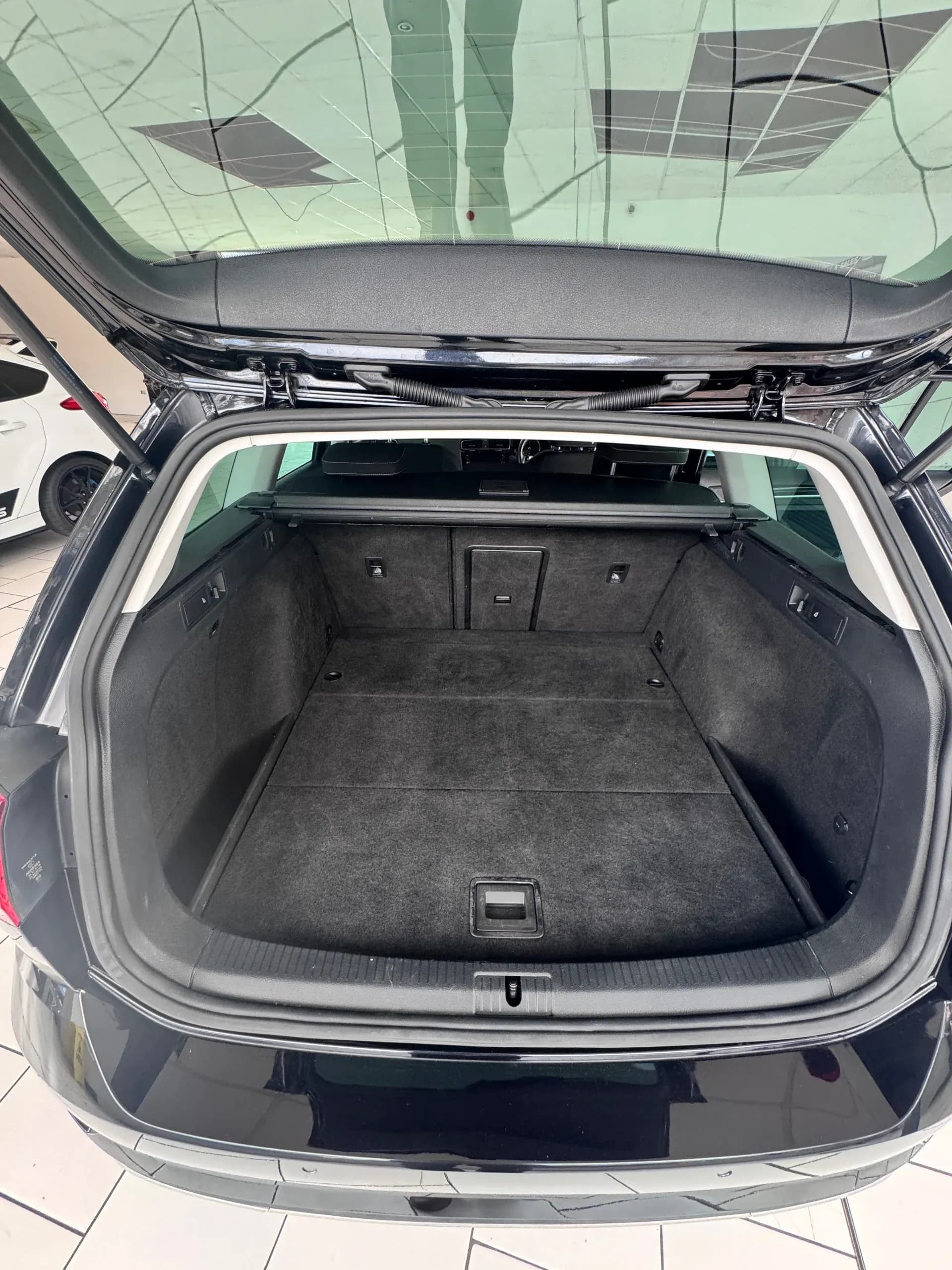 Vehicle photo — boot
