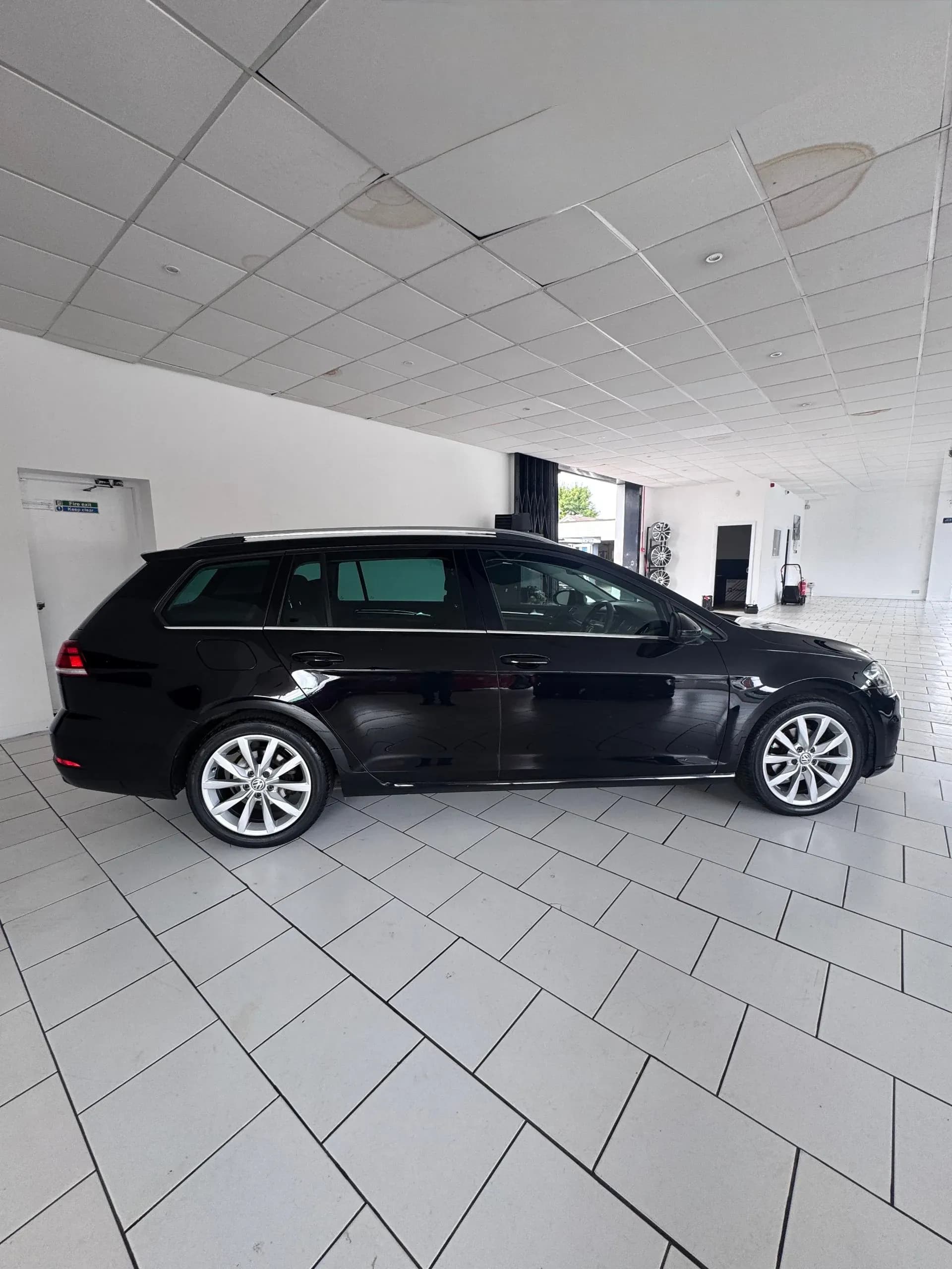 Vehicle photo — os profile