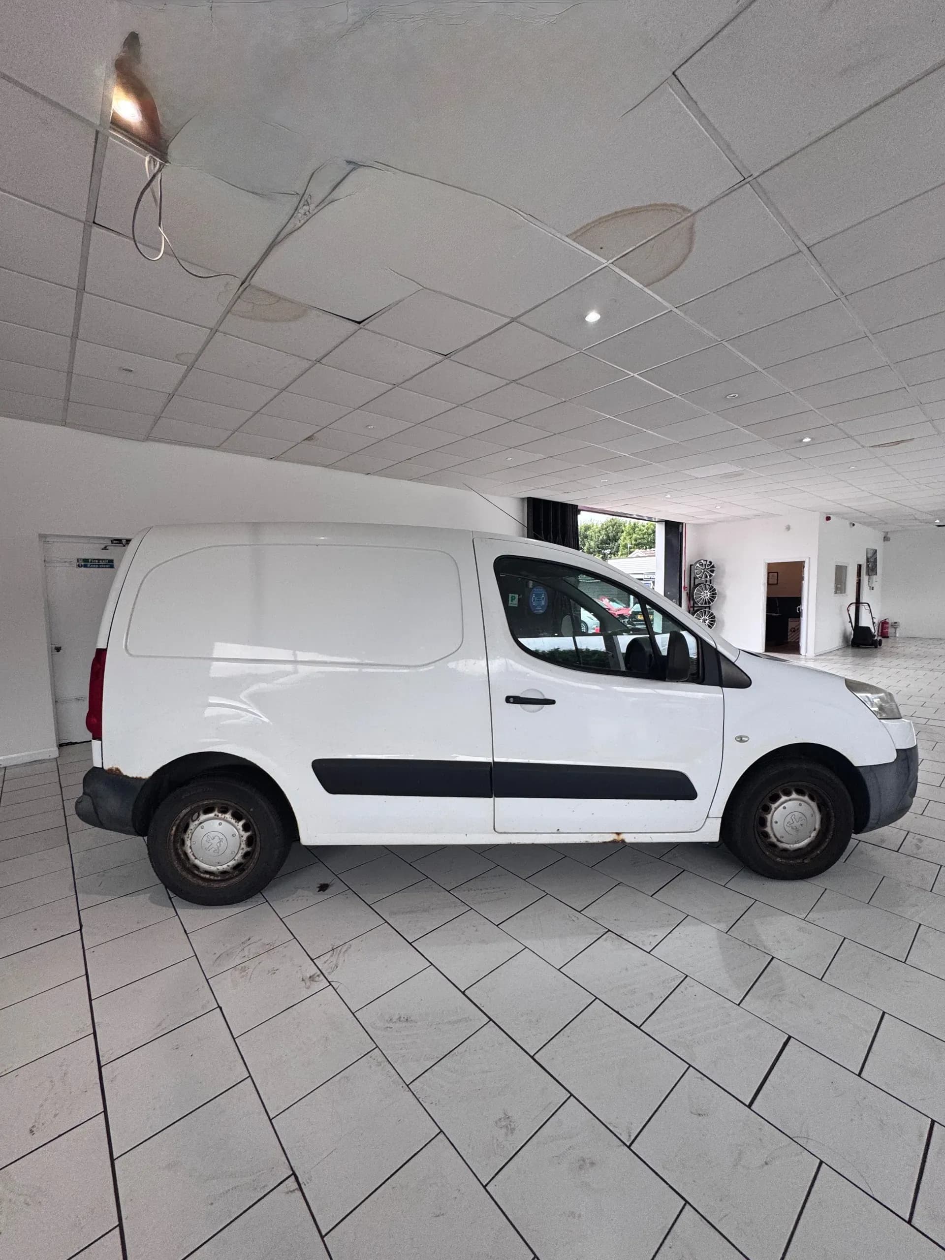 Vehicle photo — os profile