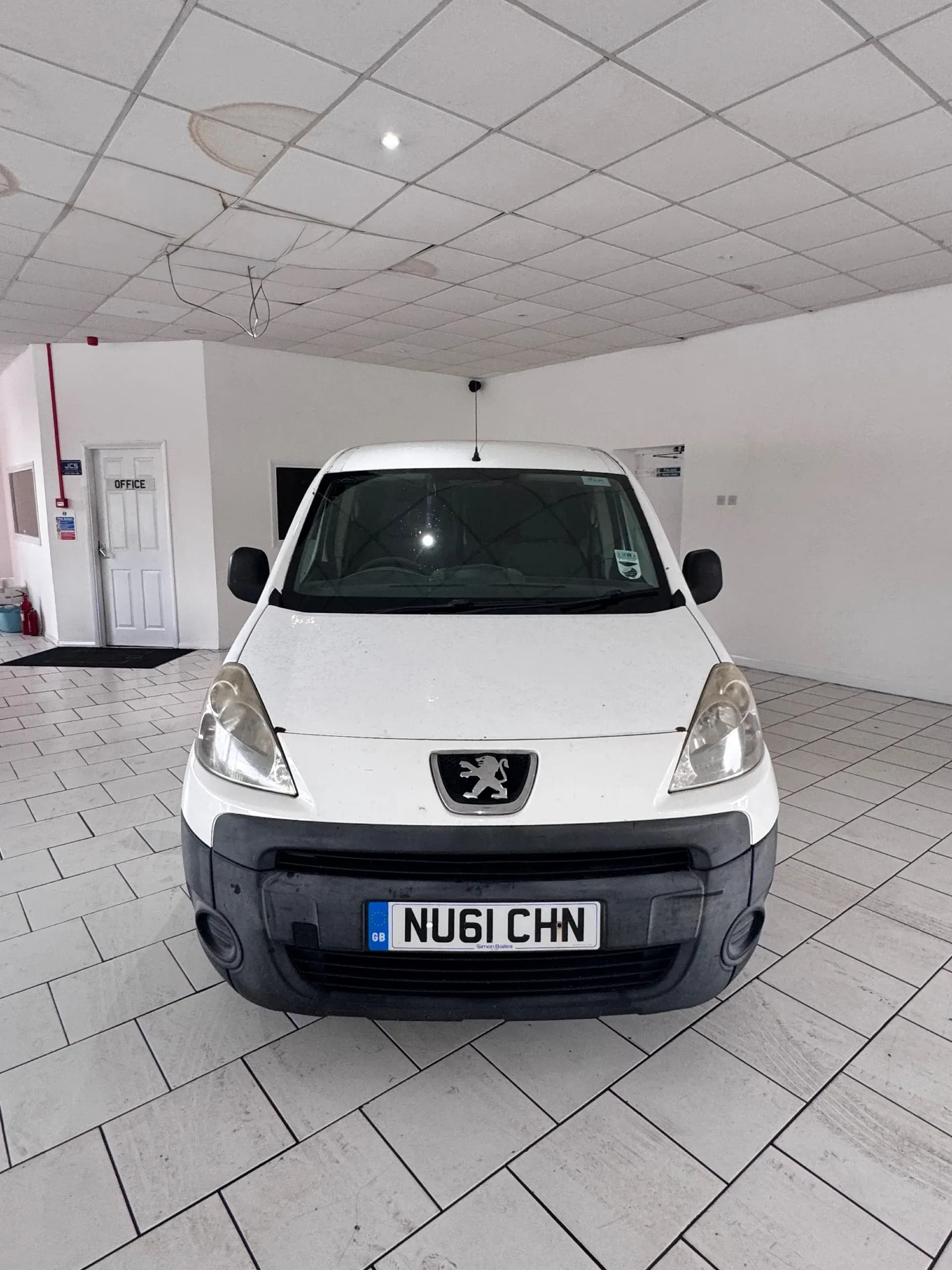 Vehicle photo — front