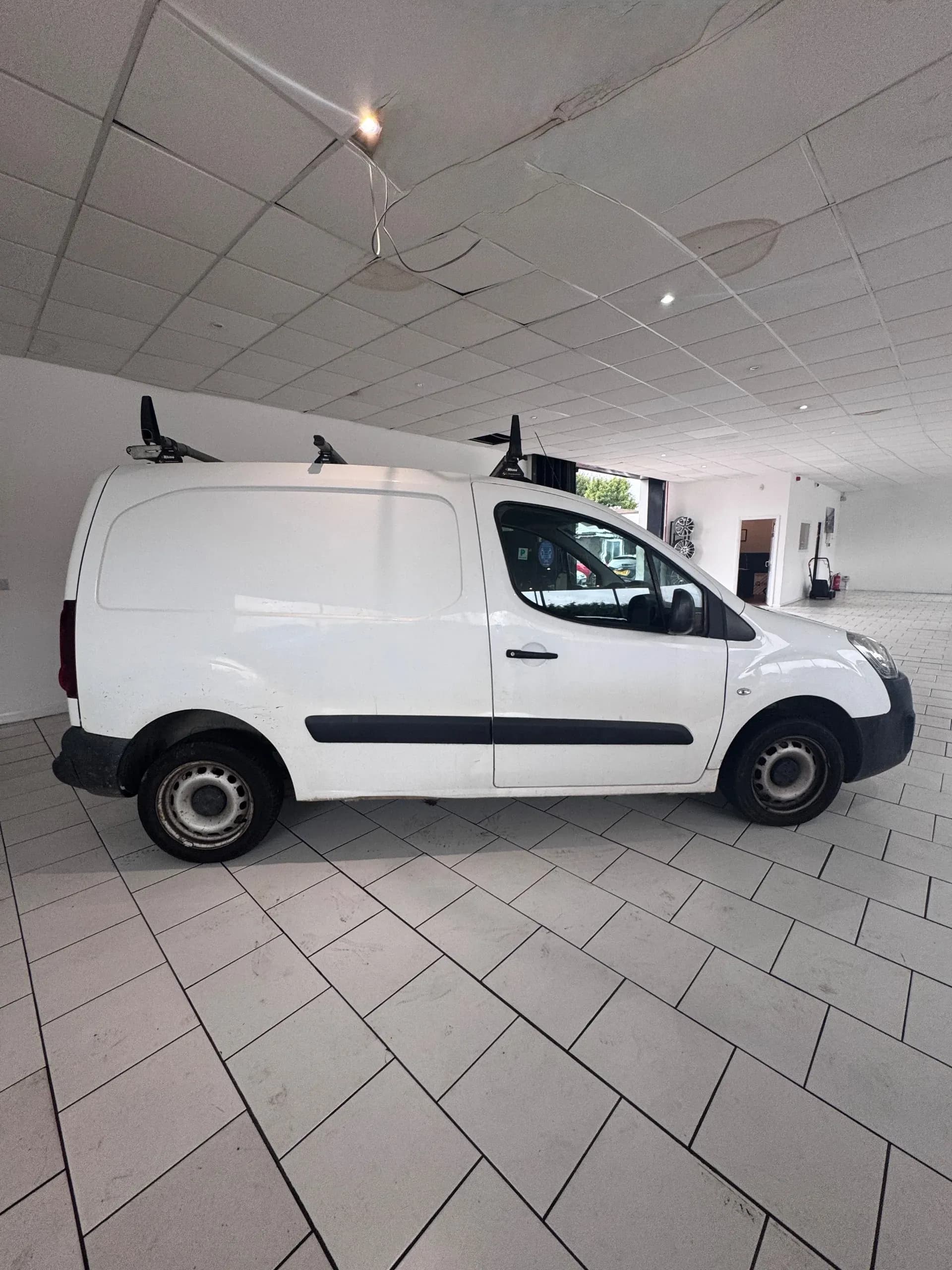 Vehicle photo — os profile