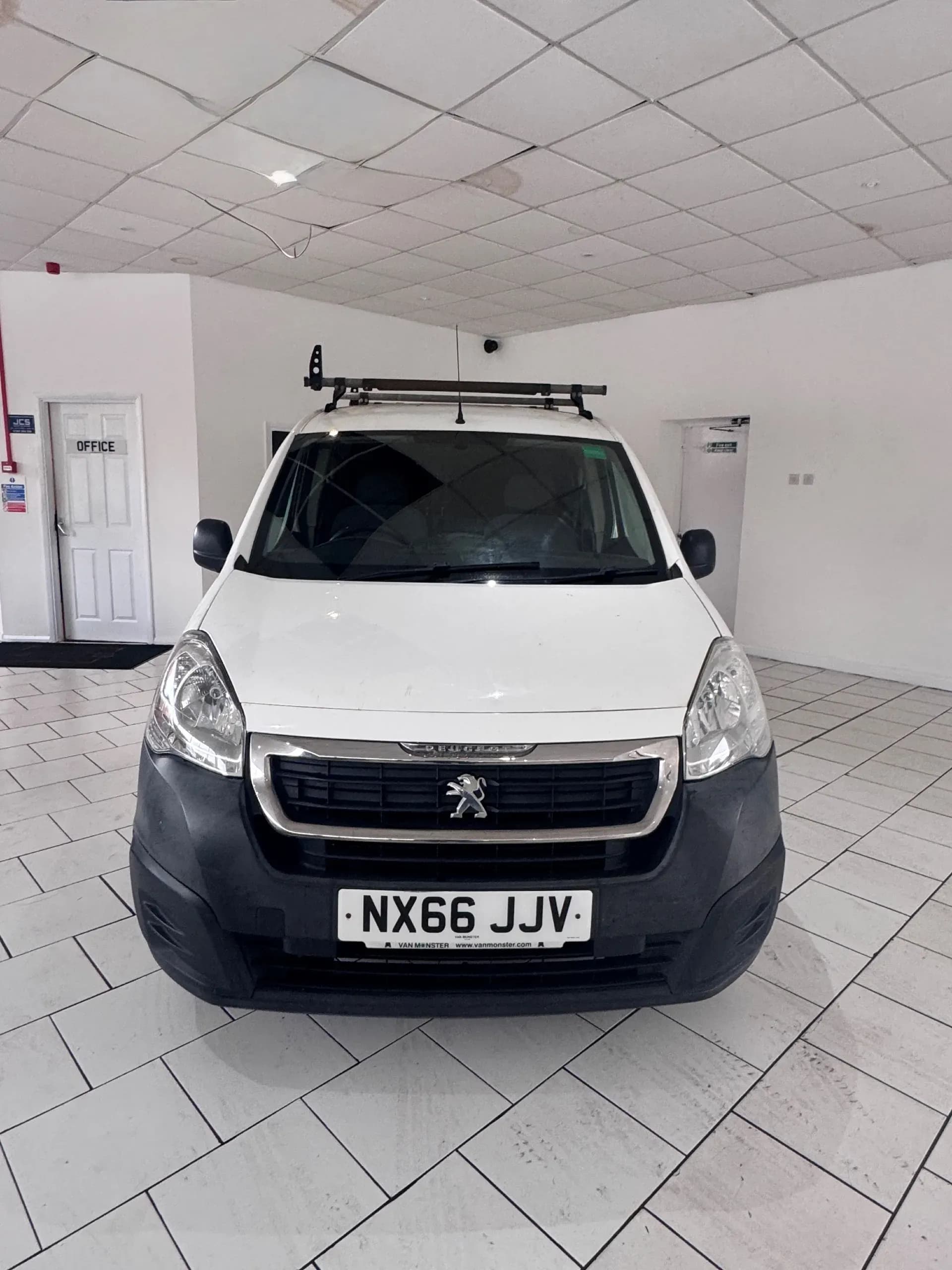 Vehicle photo — front