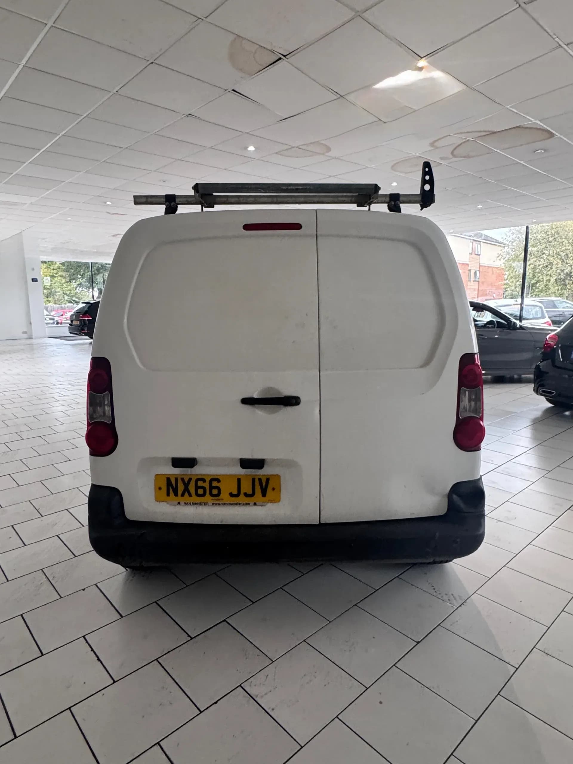 Vehicle photo — rear