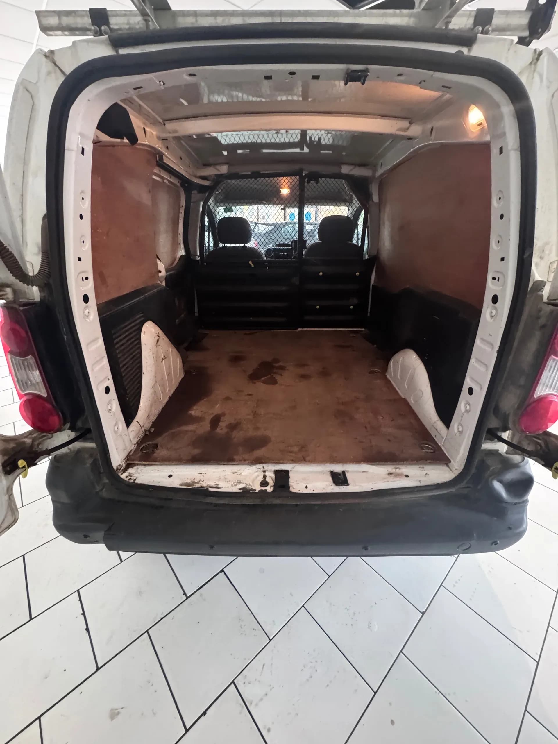 Vehicle photo — boot