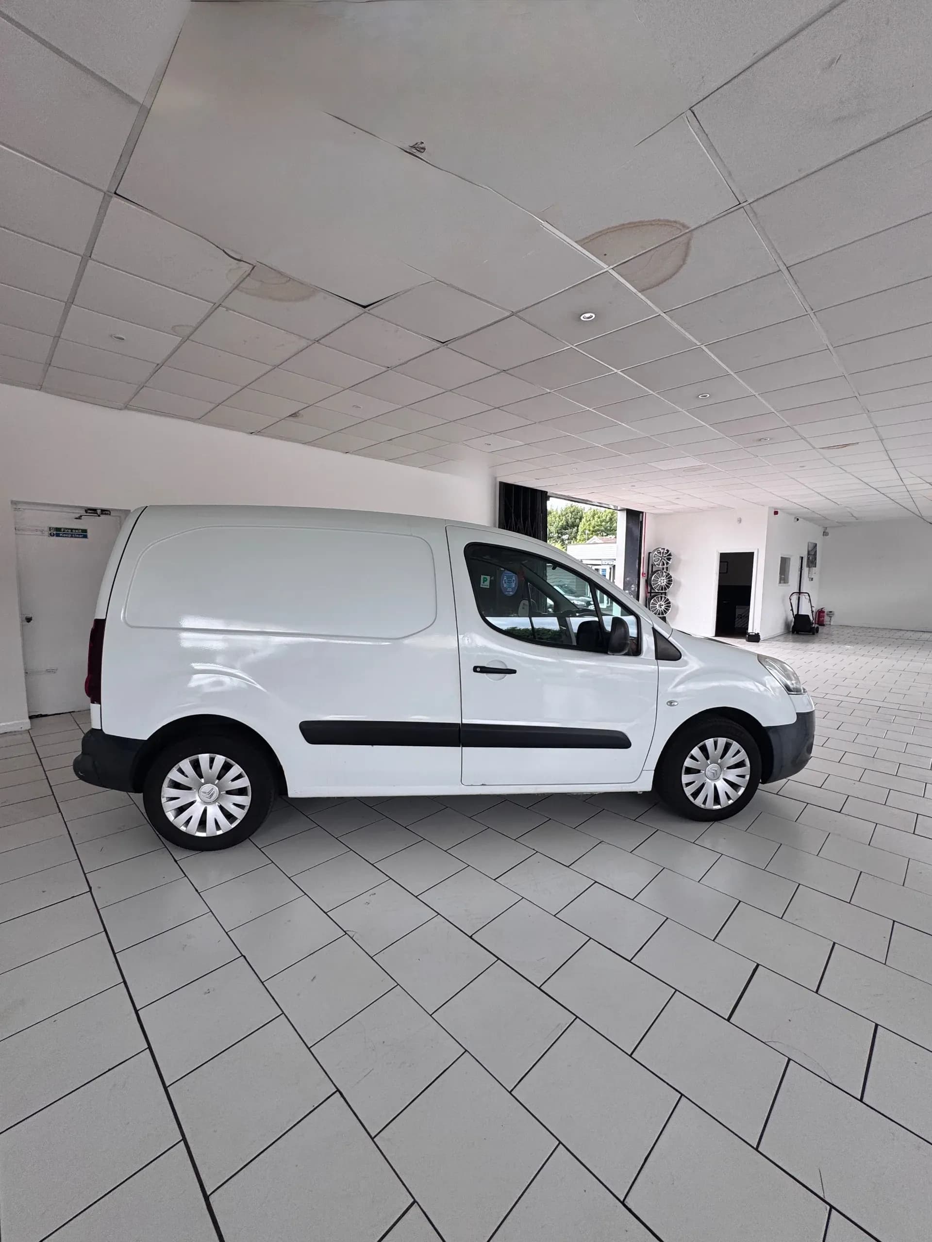 Vehicle photo — os profile