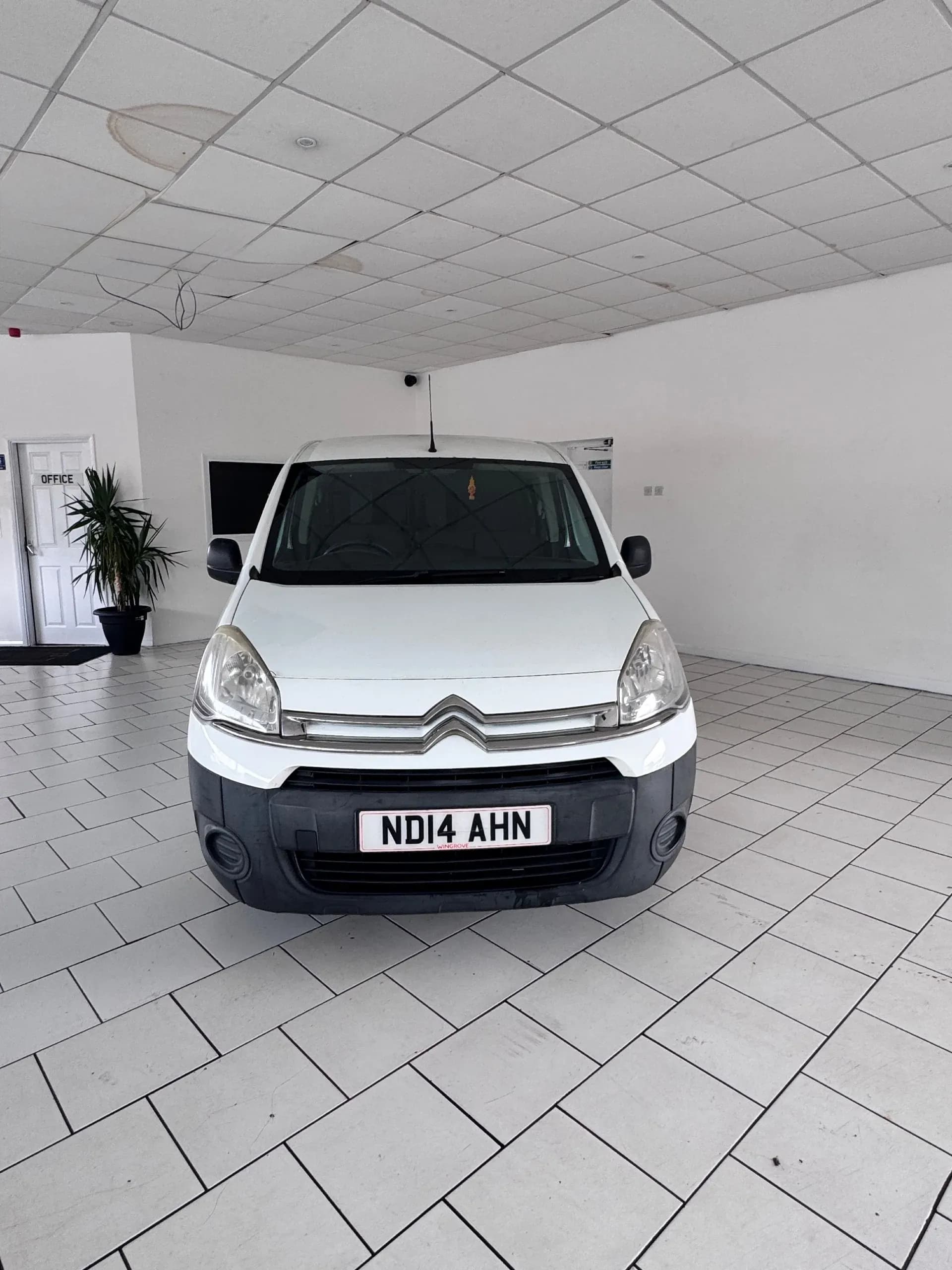 Vehicle photo — front
