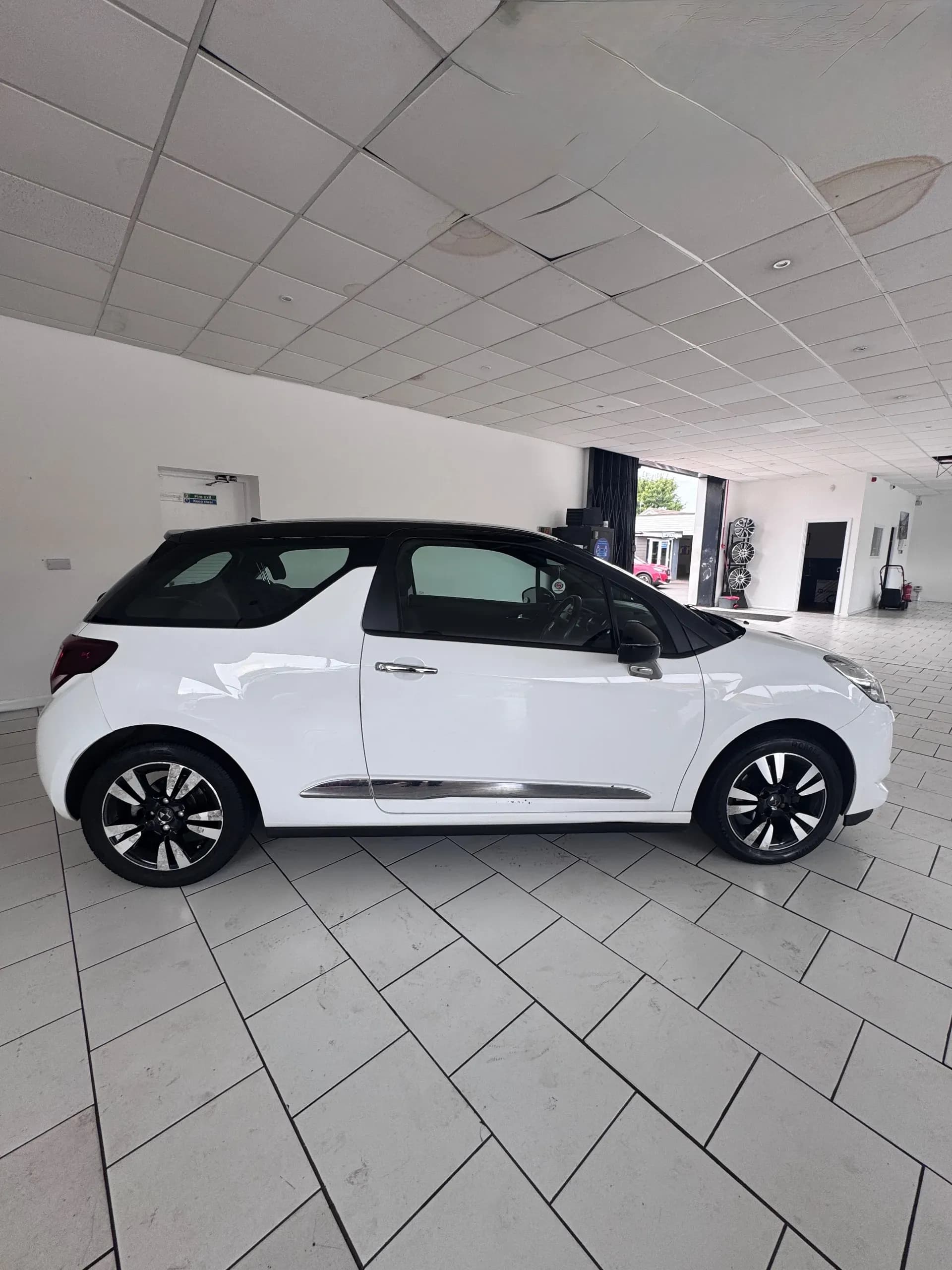 Vehicle photo — os profile