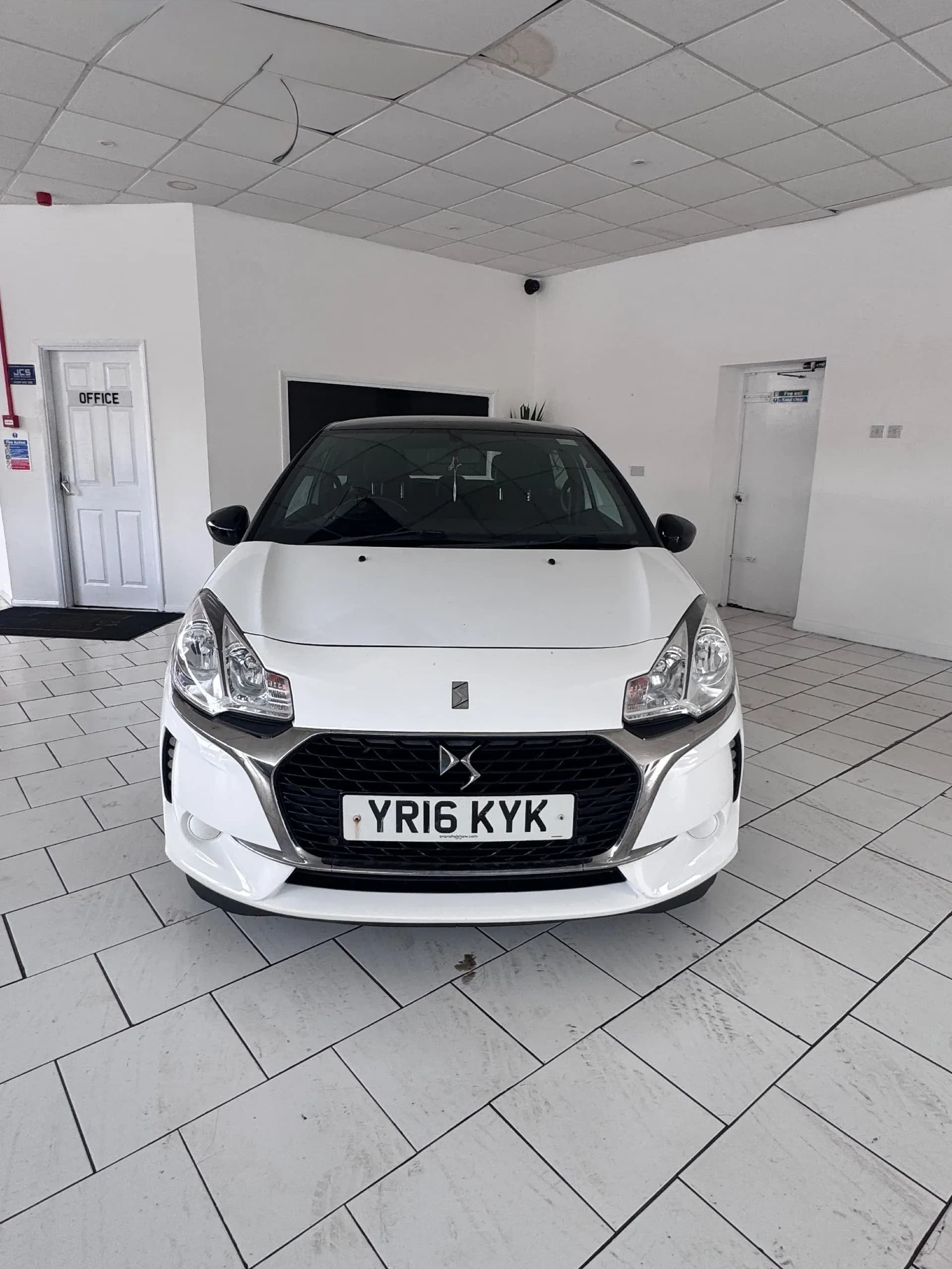 Vehicle photo — front