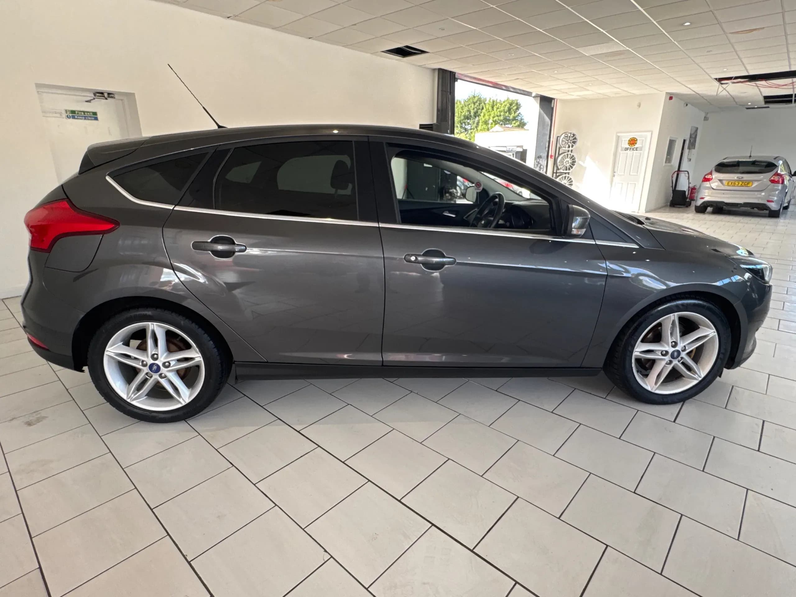 Vehicle photo — os profile