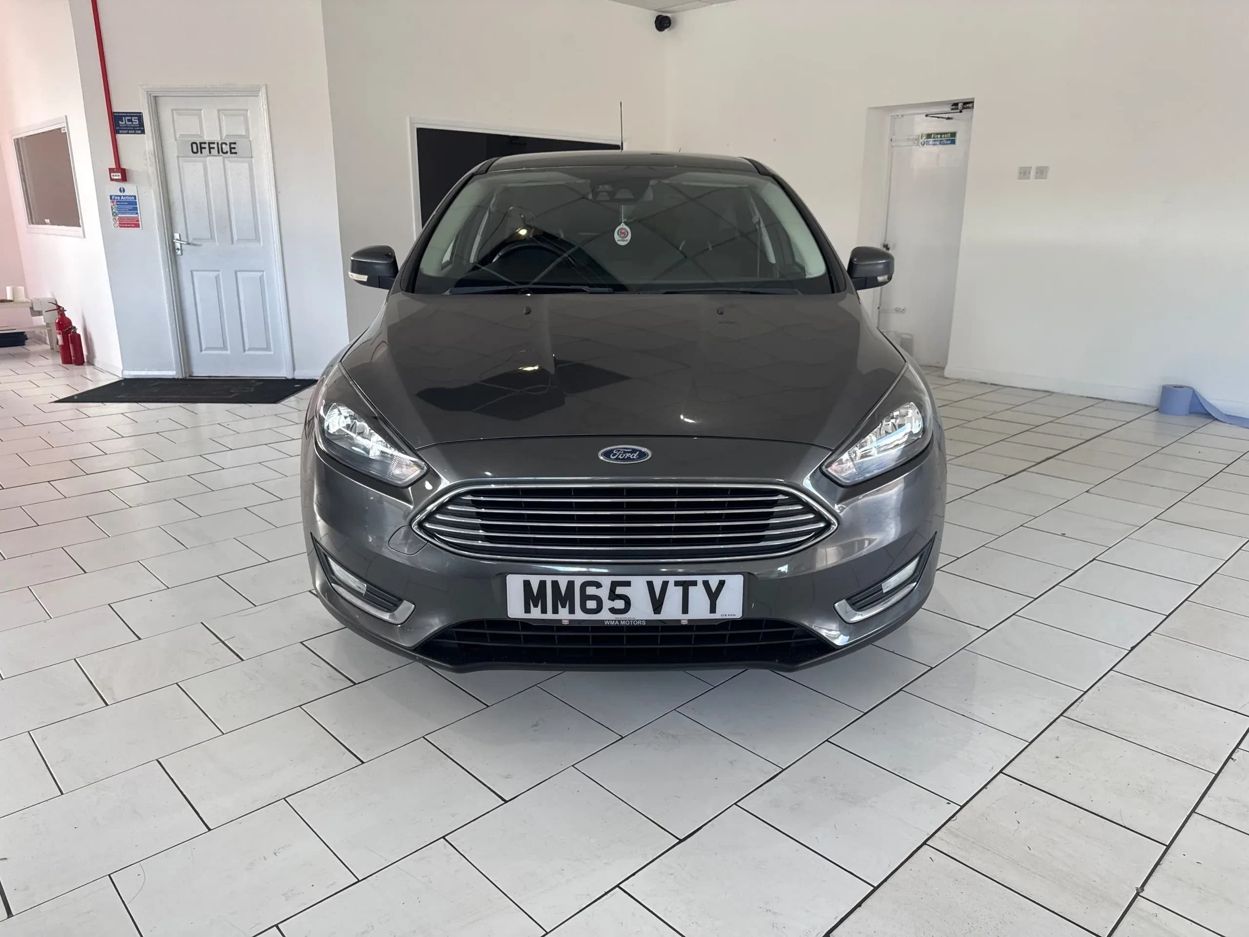 Vehicle photo — front