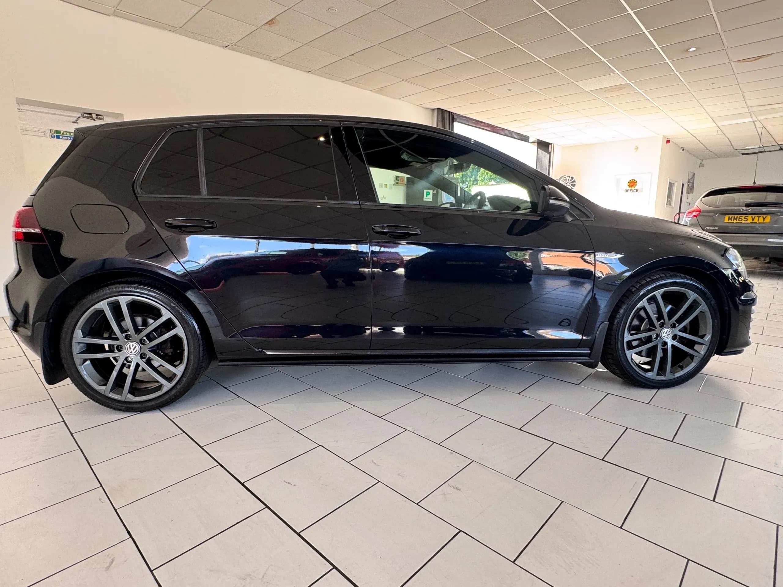 Vehicle photo — os profile