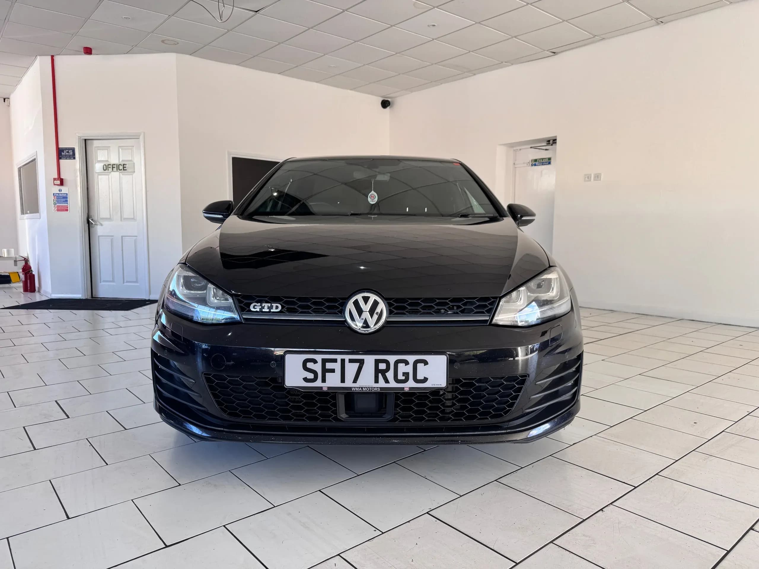 Vehicle photo — front