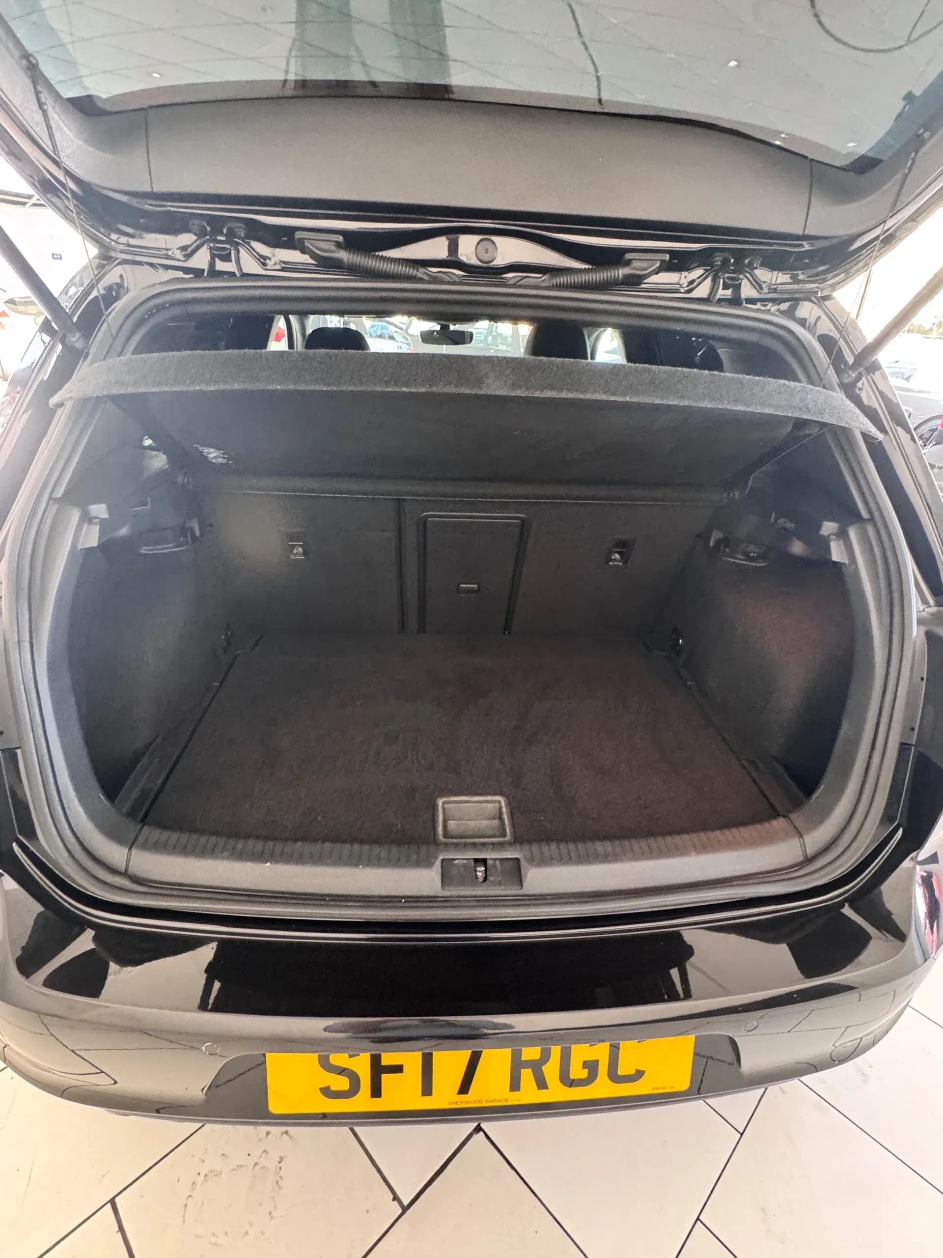 Vehicle photo — boot