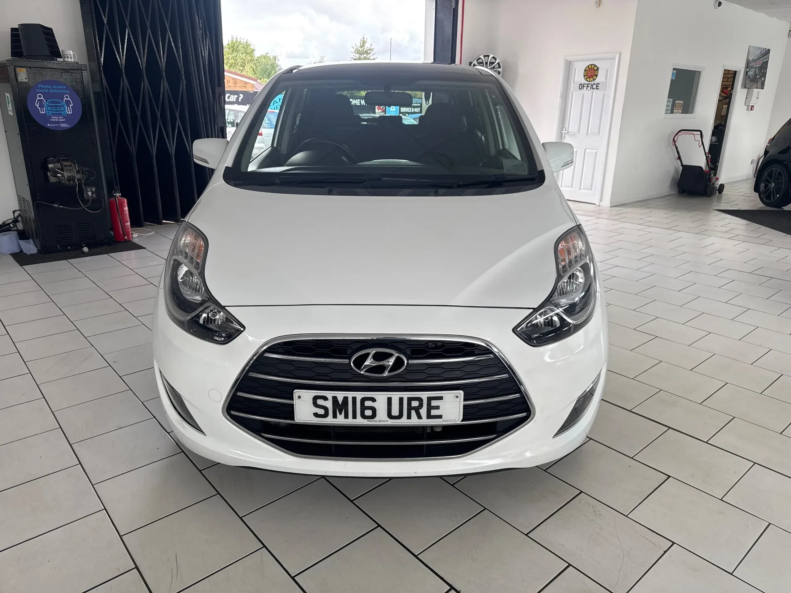 Vehicle photo — front