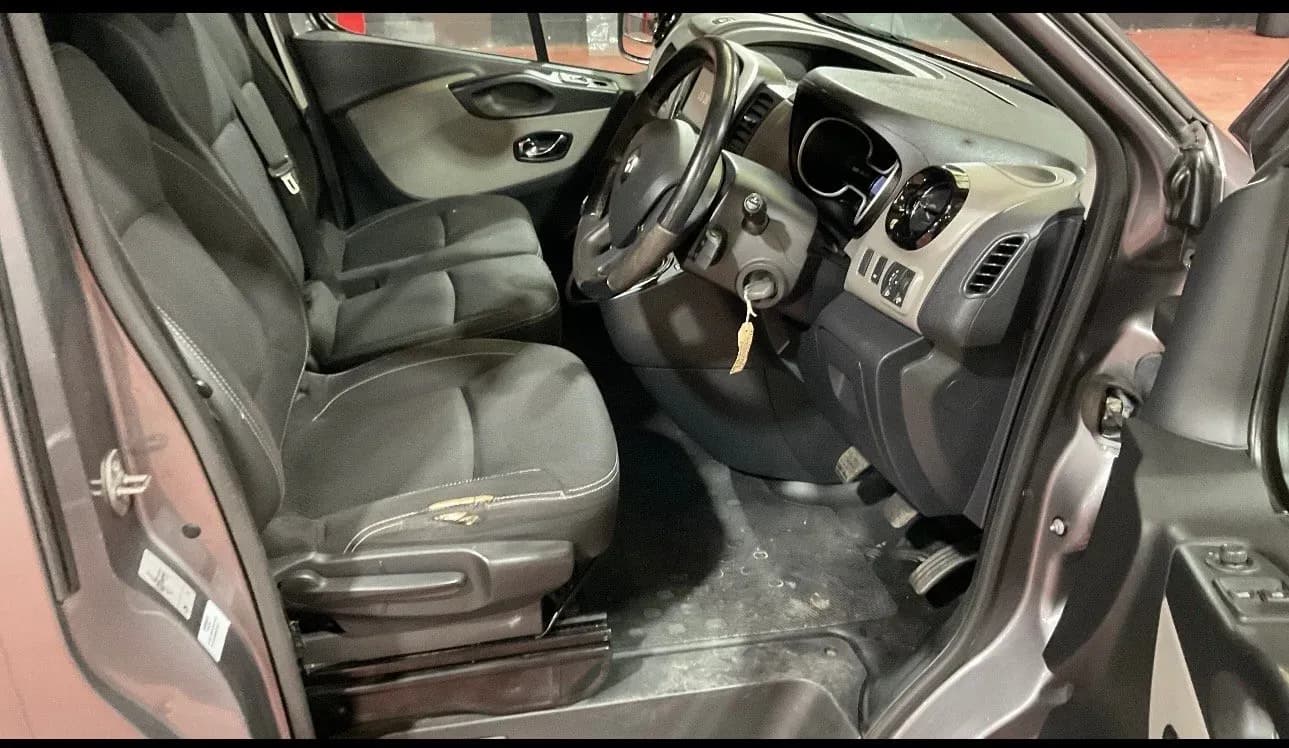 Vehicle photo — front interior