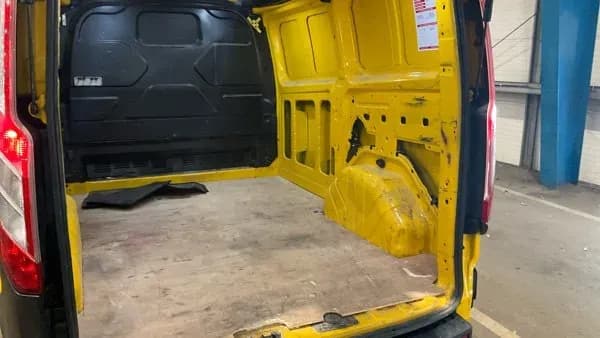 Vehicle photo — boot