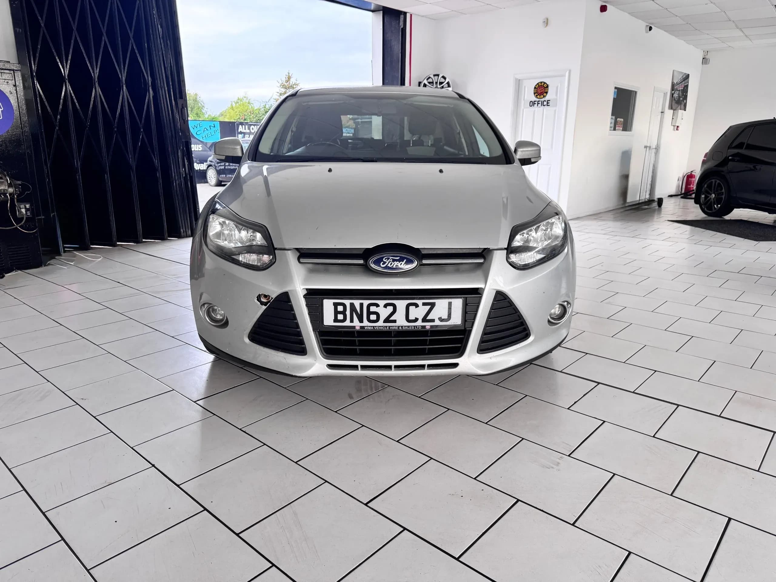 Vehicle photo — front