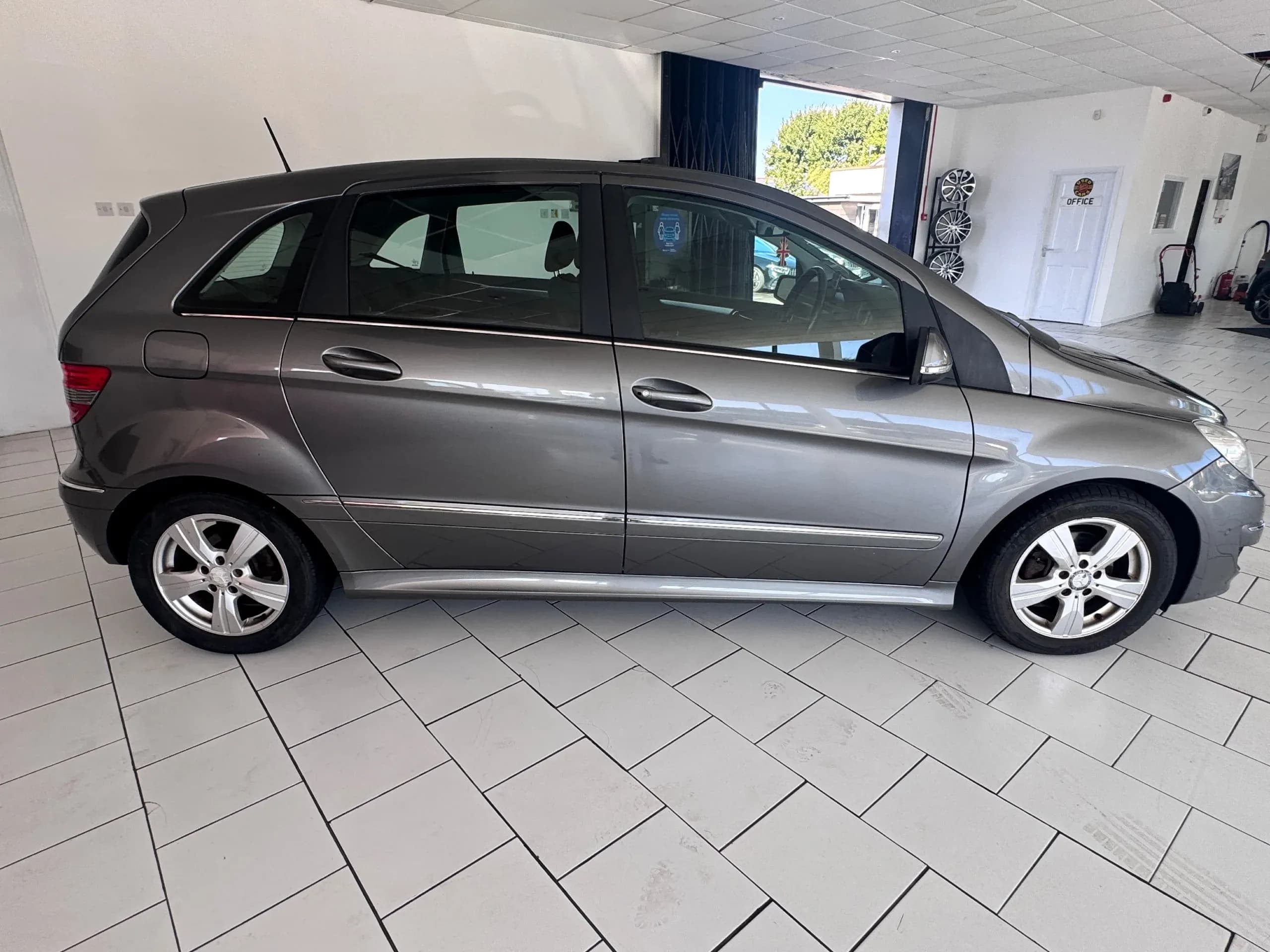 Vehicle photo — os profile