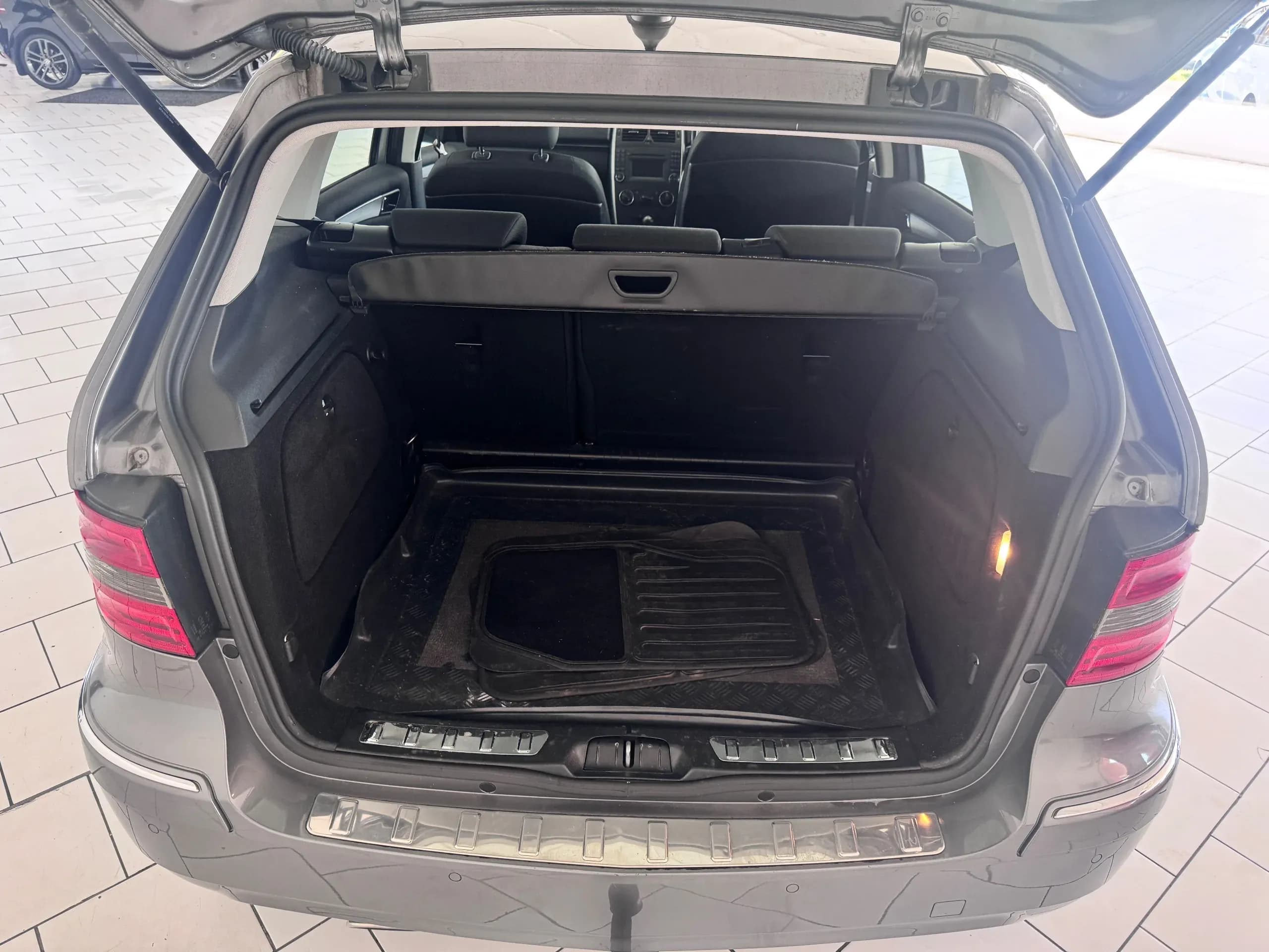 Vehicle photo — boot