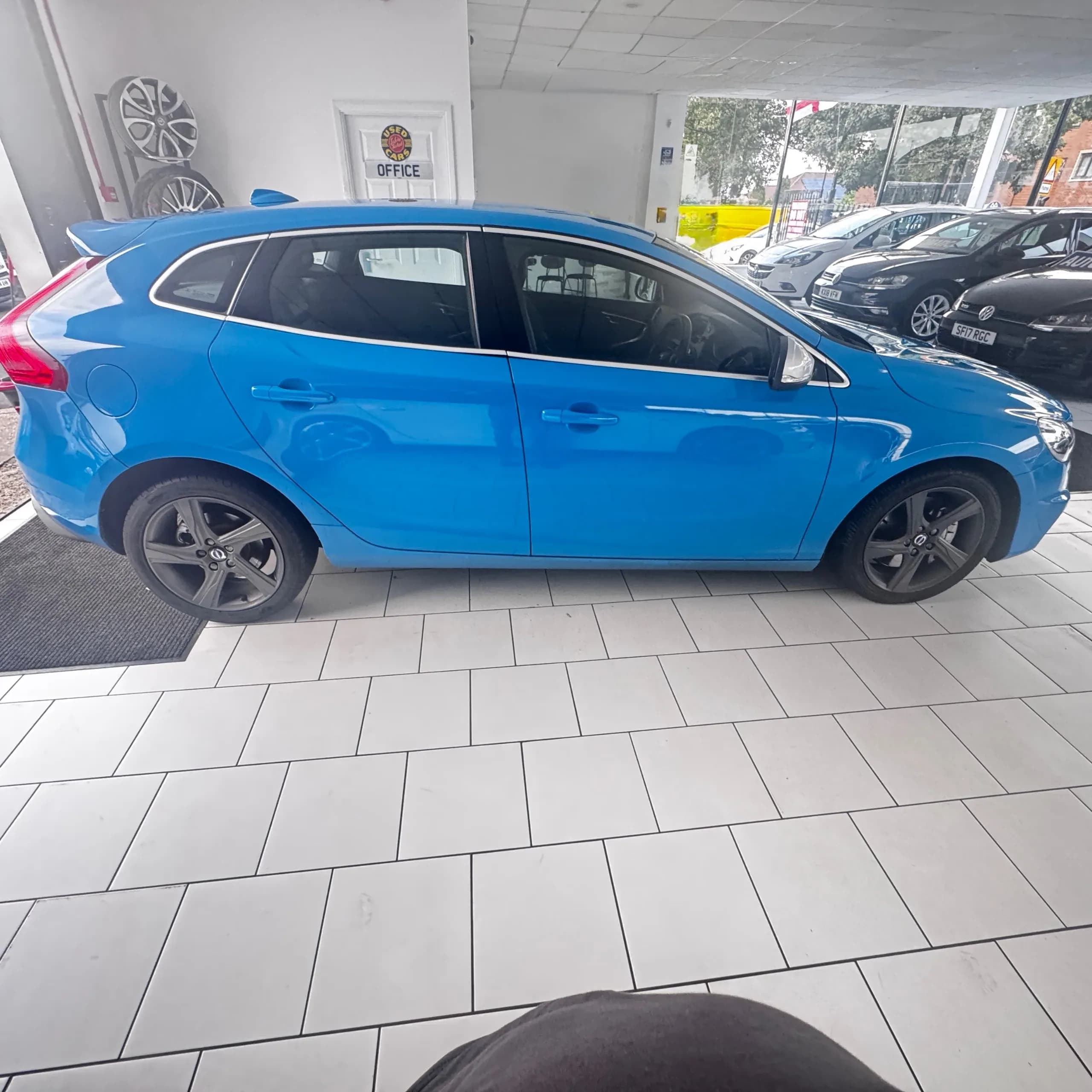 Vehicle photo — os profile