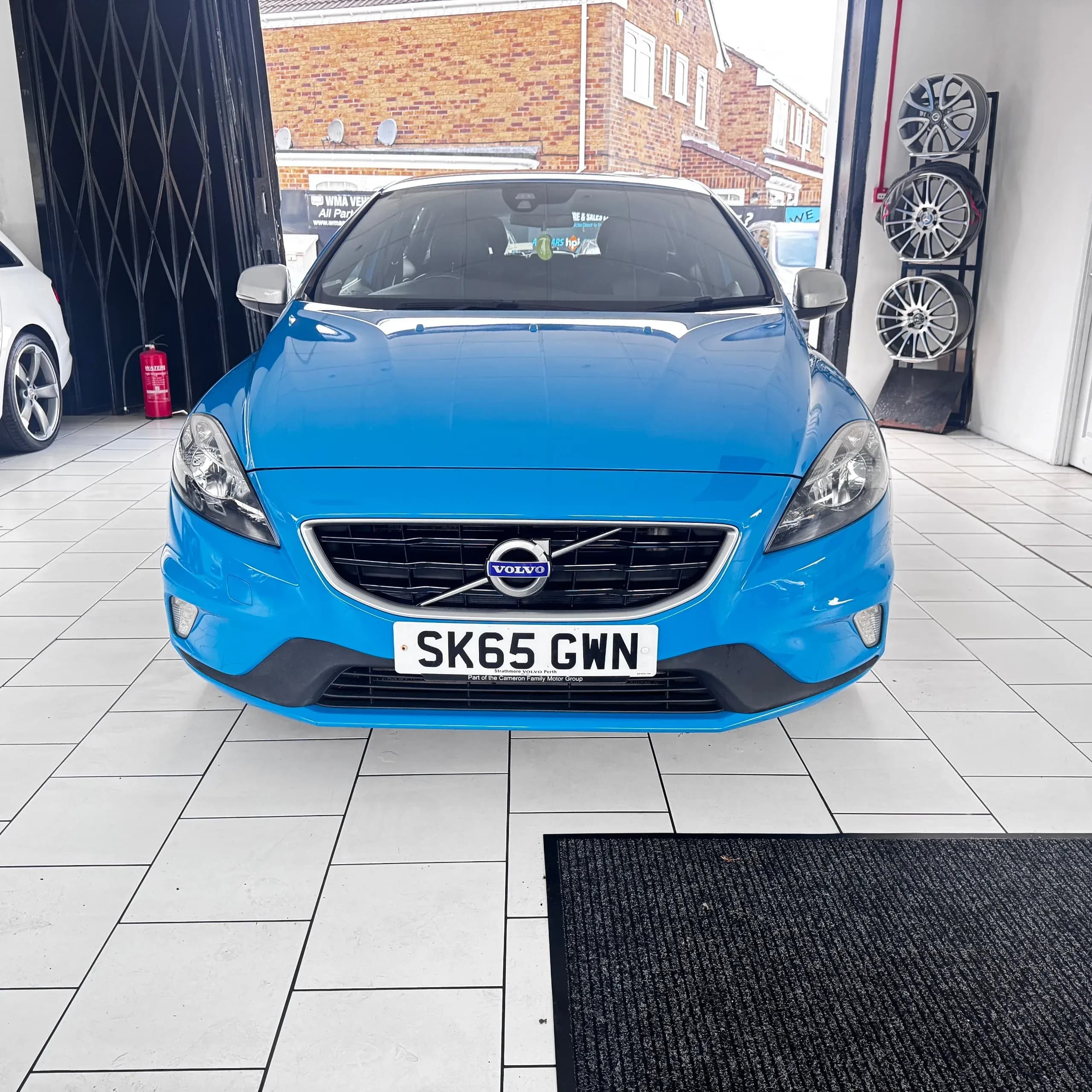 Vehicle photo — front