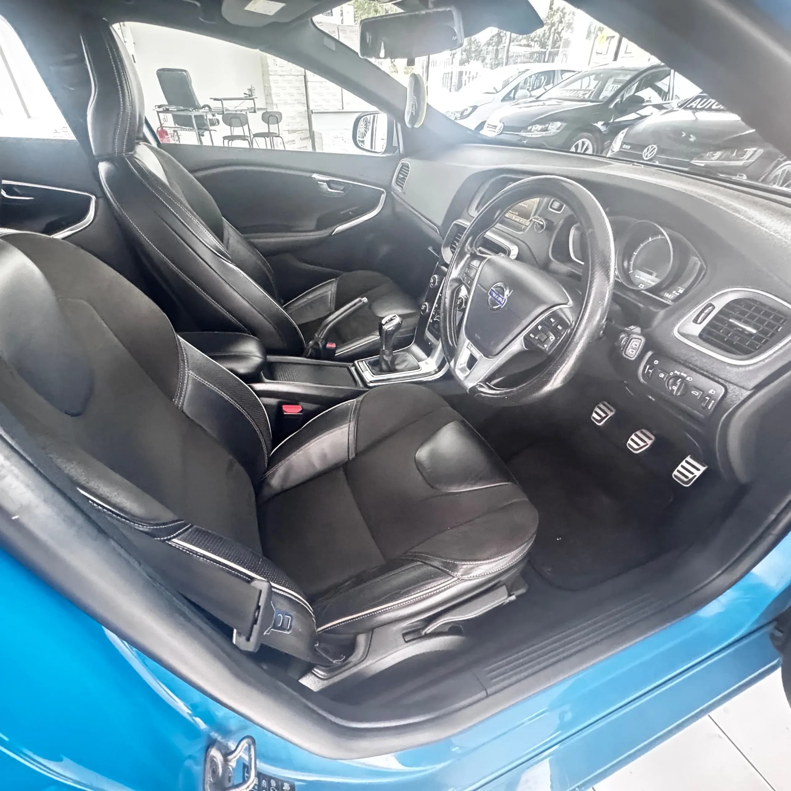 Vehicle photo — front interior