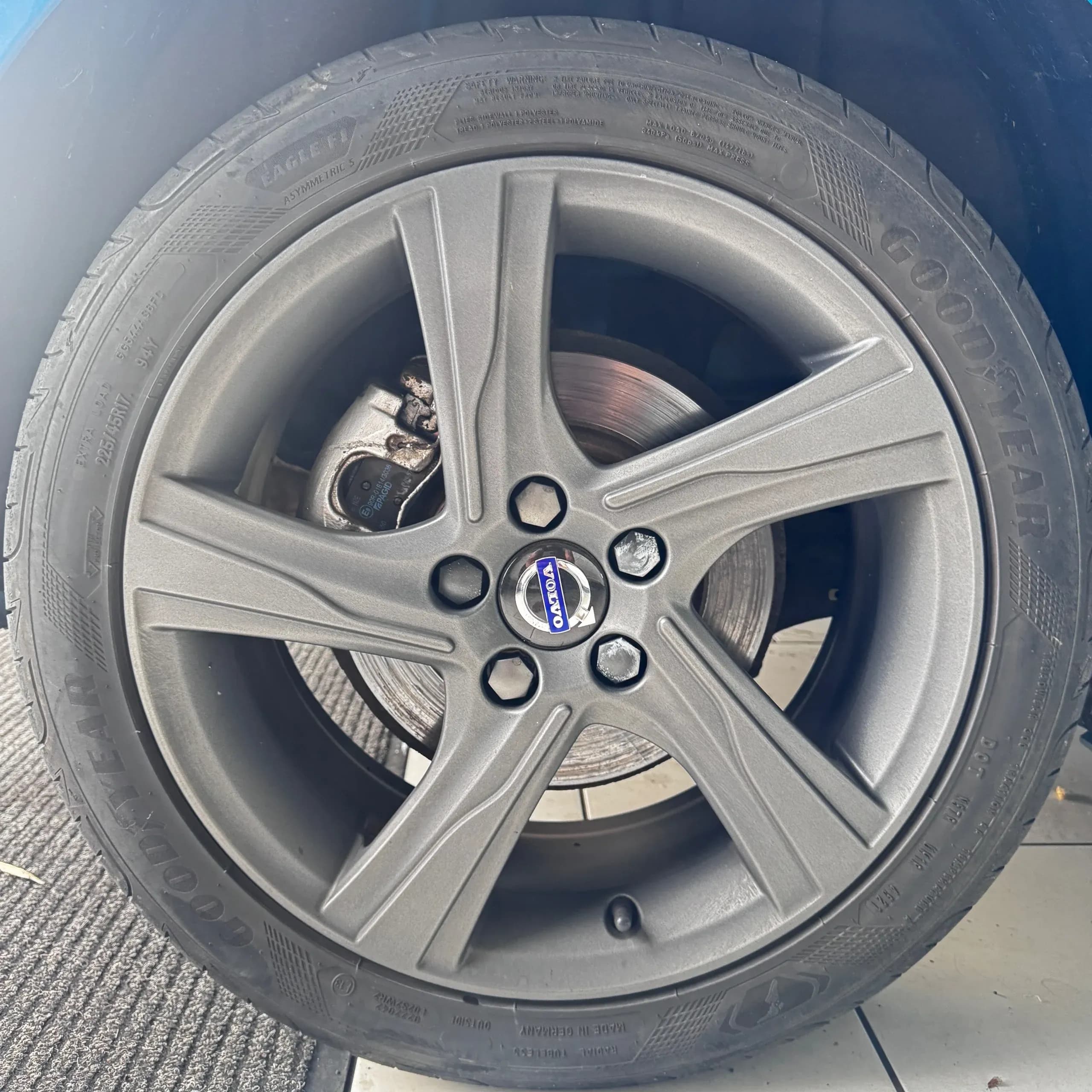 Vehicle photo — os rear alloy