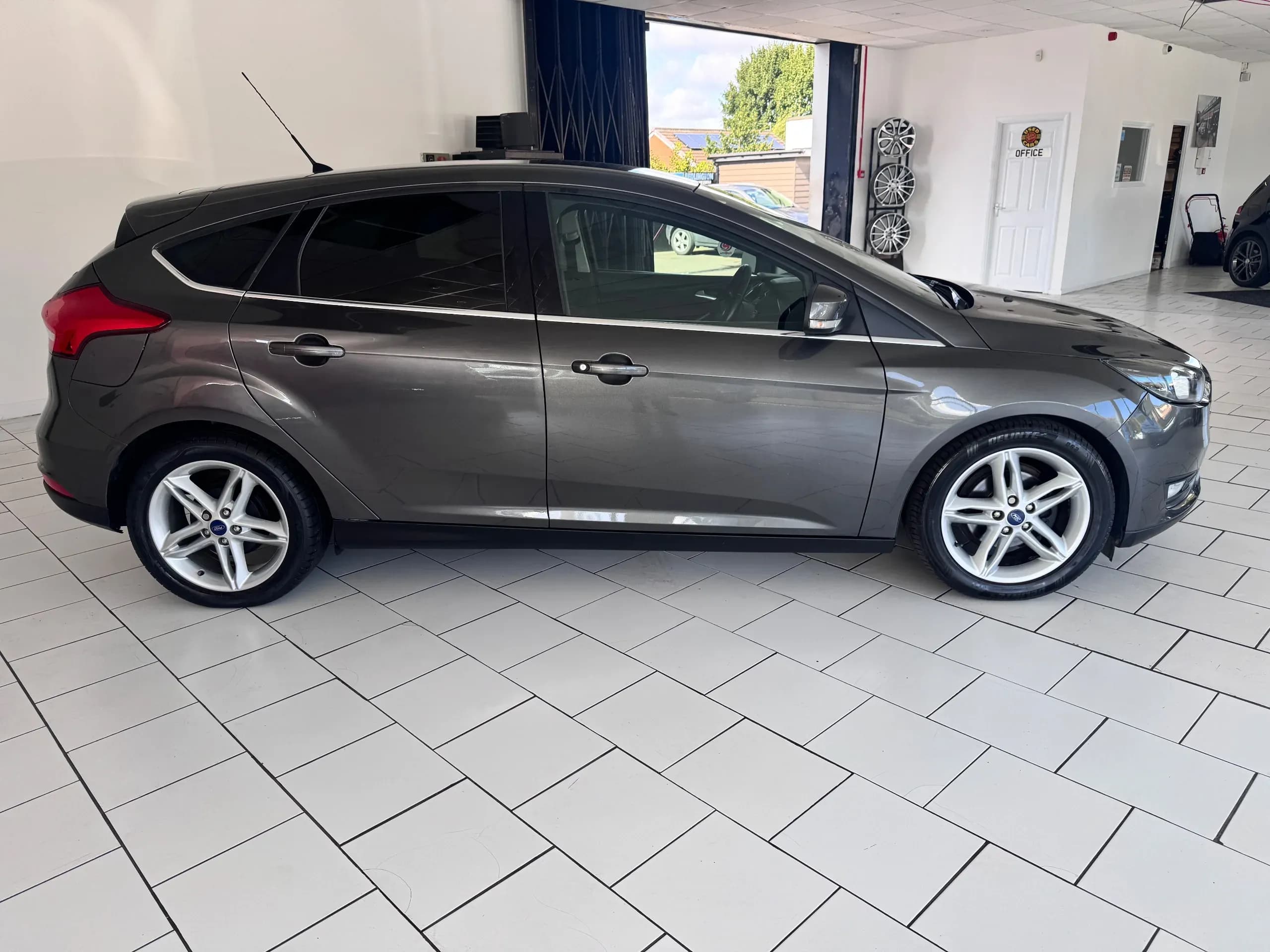 Vehicle photo — os profile