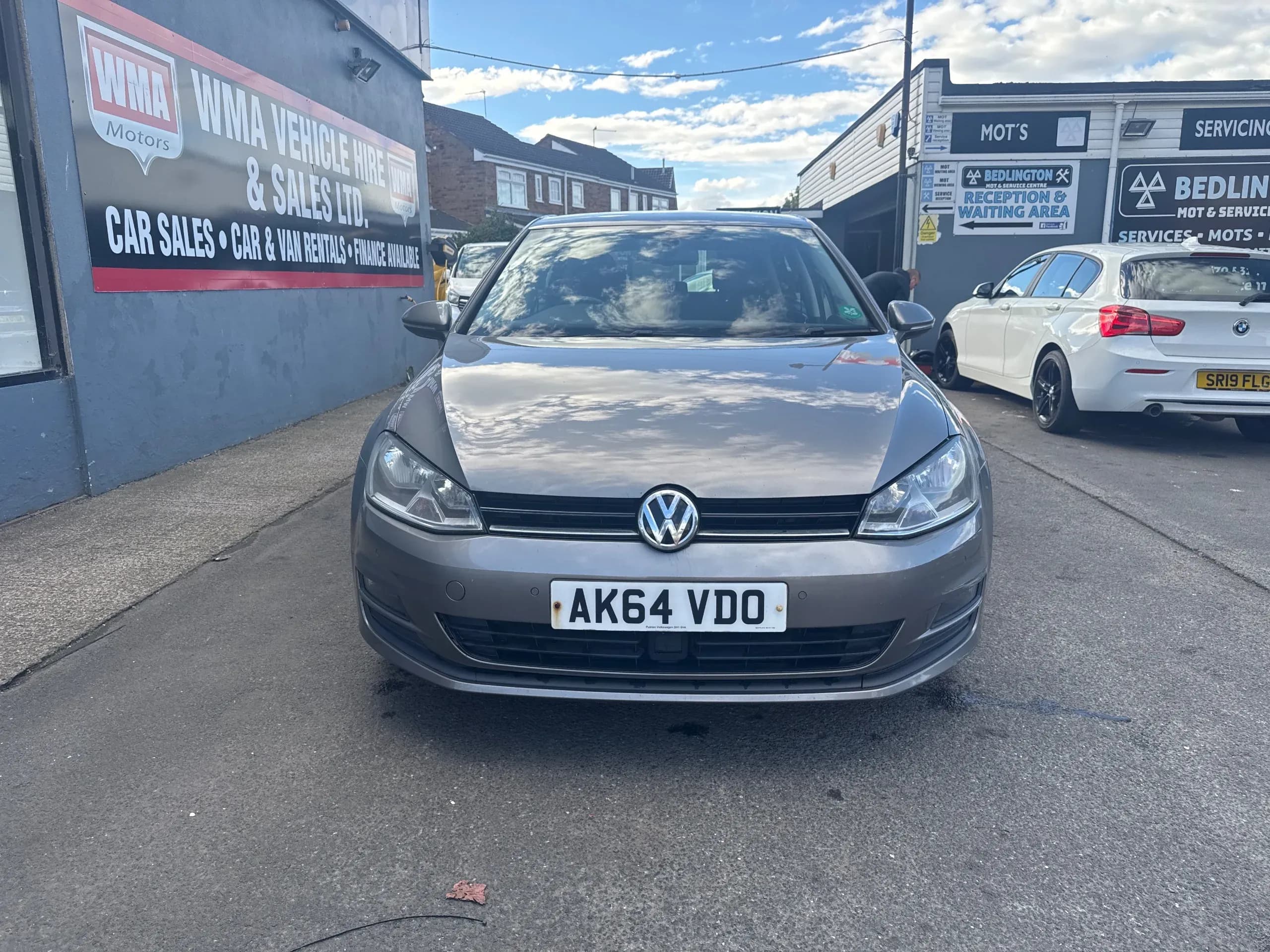 Vehicle photo — front