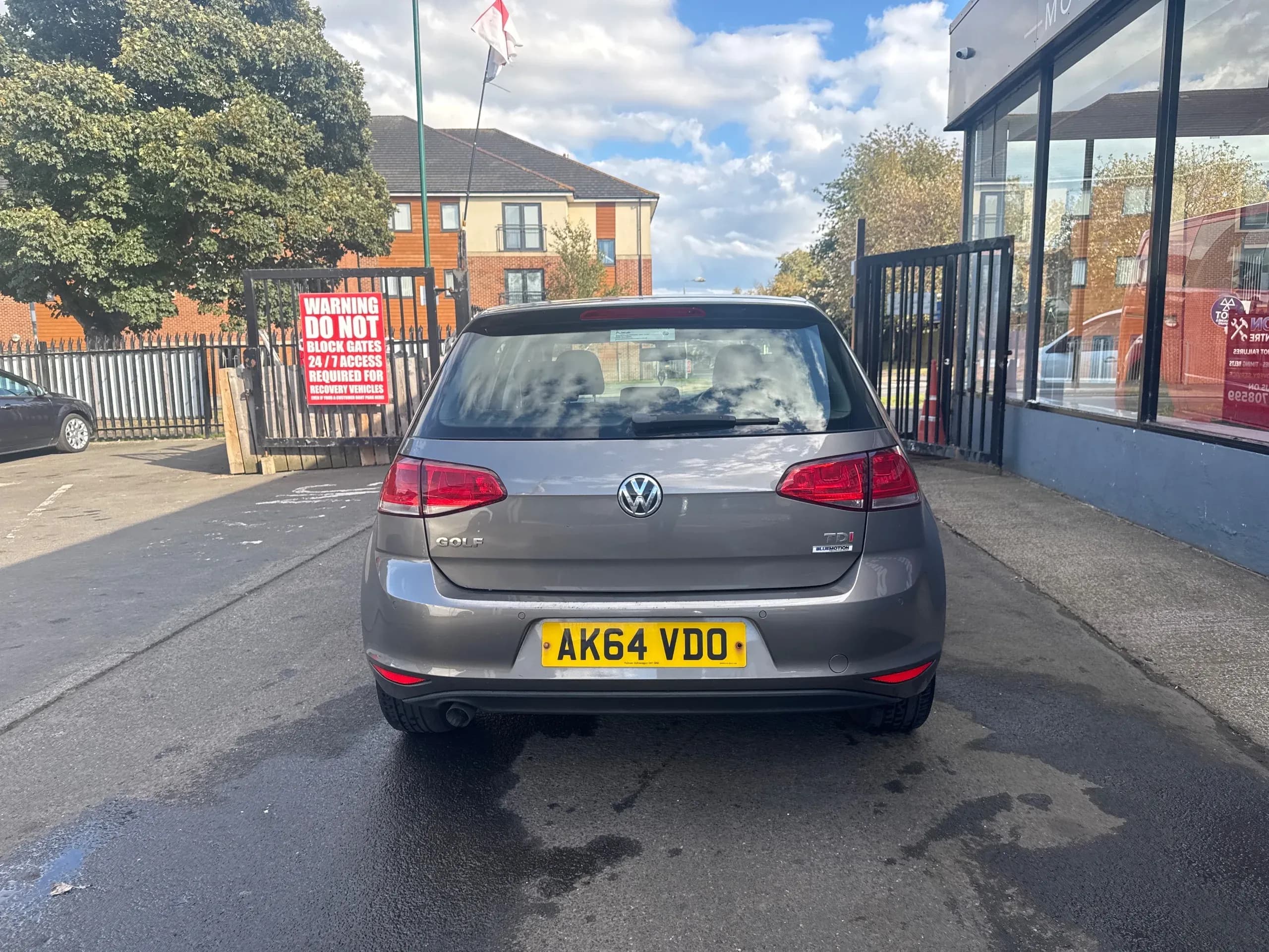 Vehicle photo — rear