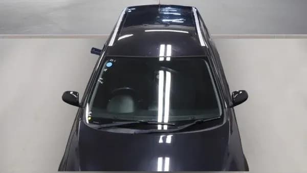 Vehicle photo — front