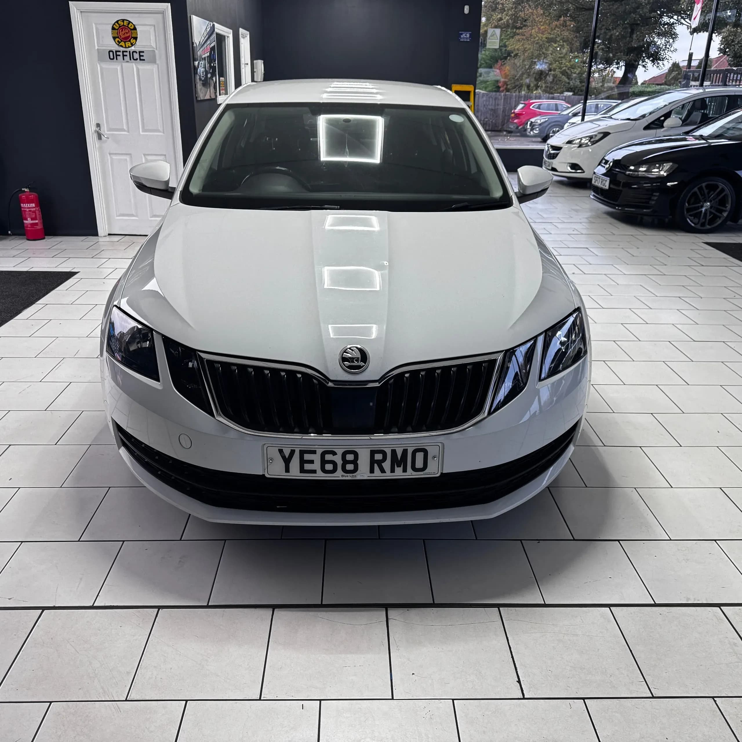 Vehicle photo — front