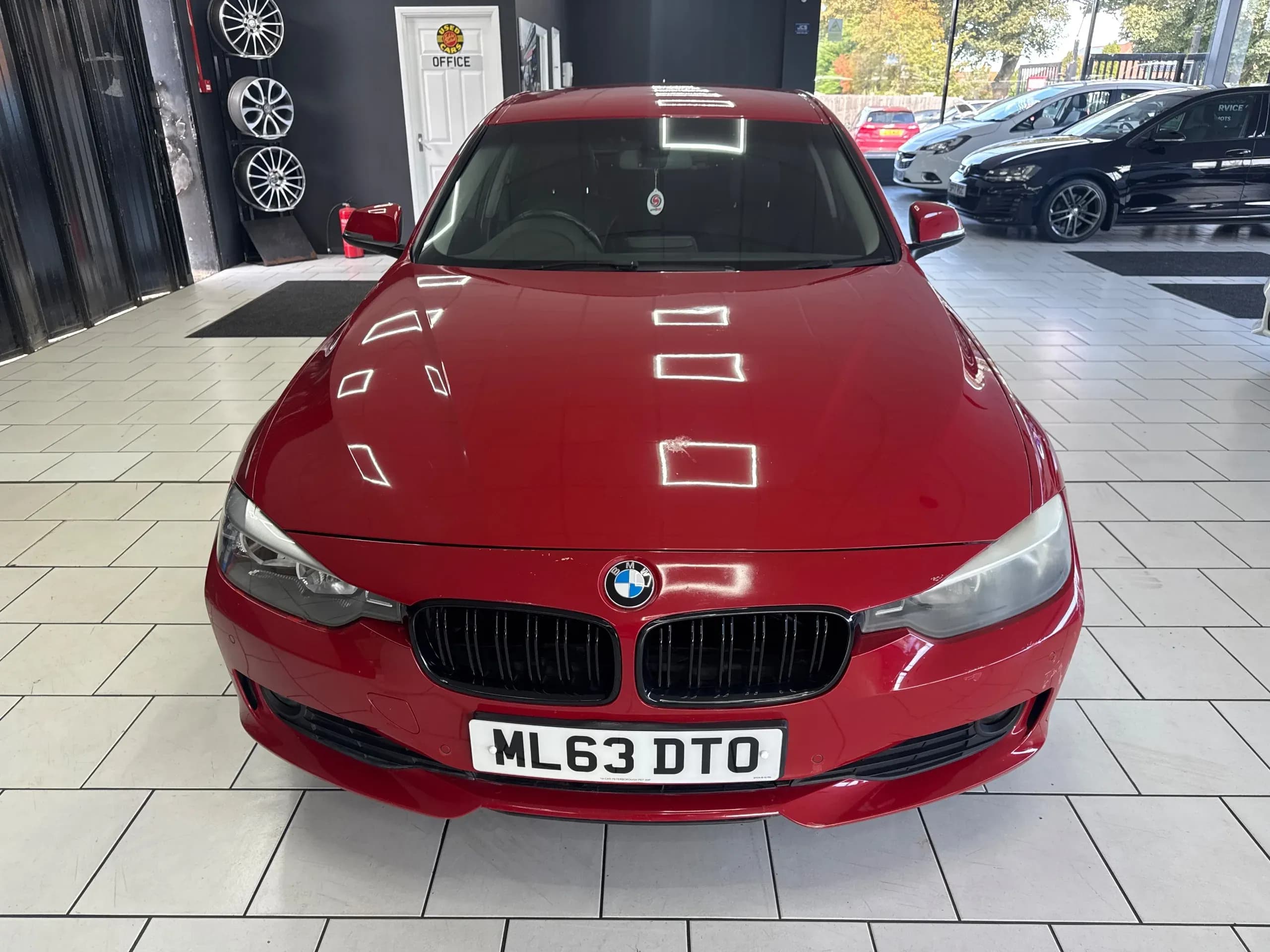 Vehicle photo — front