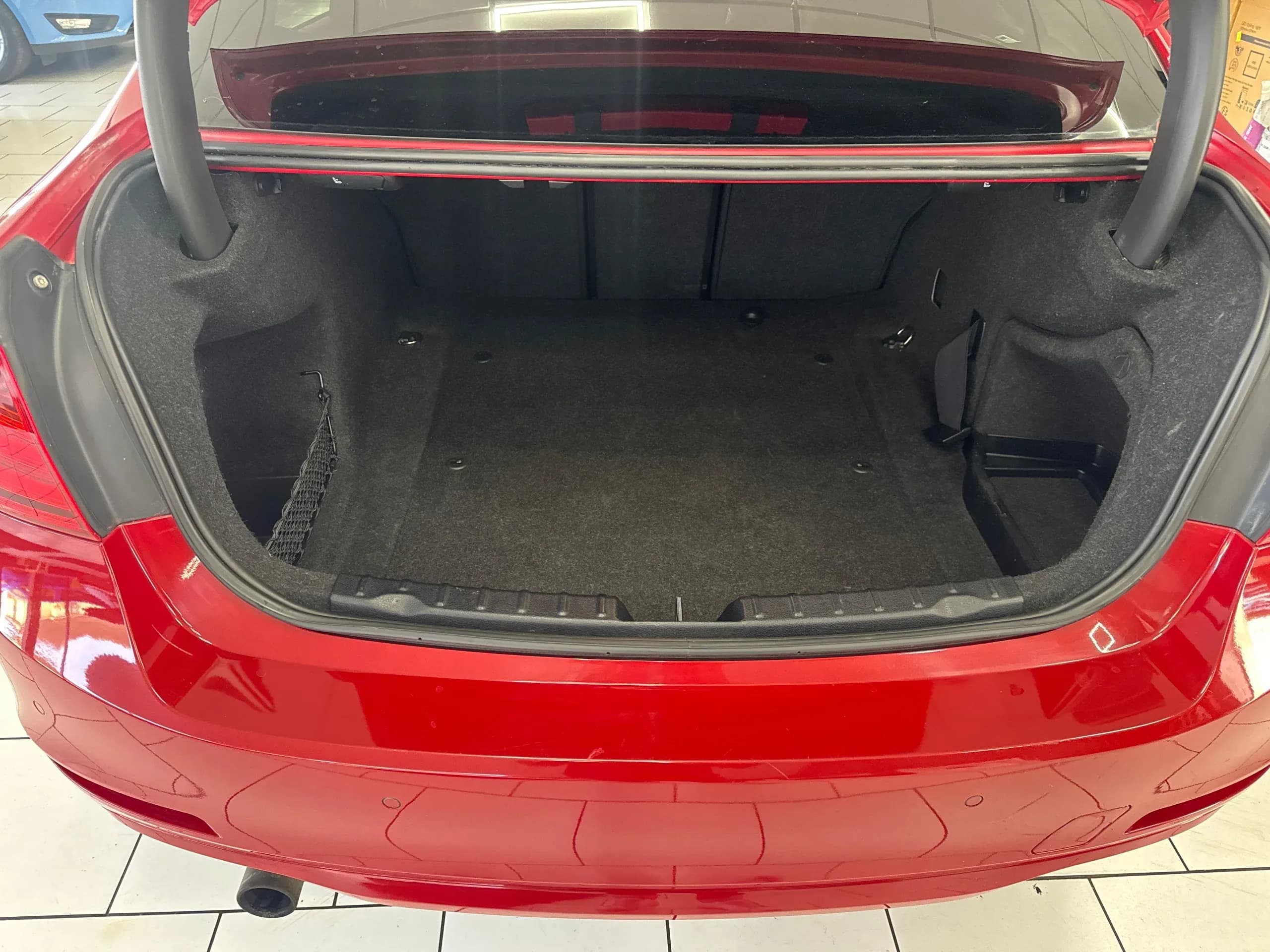 Vehicle photo — boot