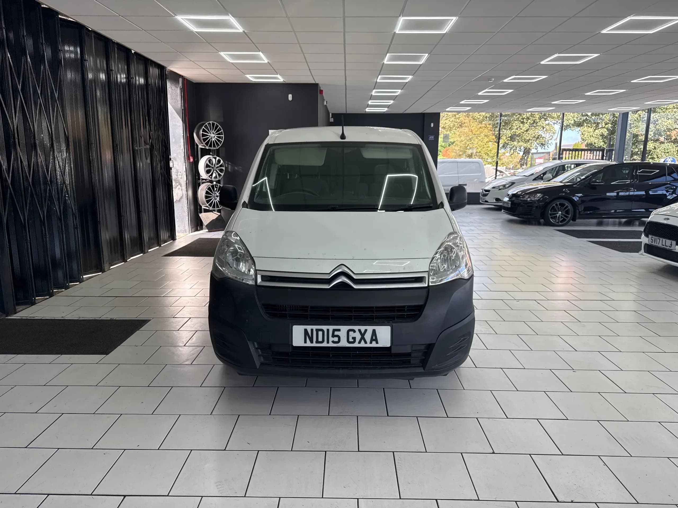 Vehicle photo — front