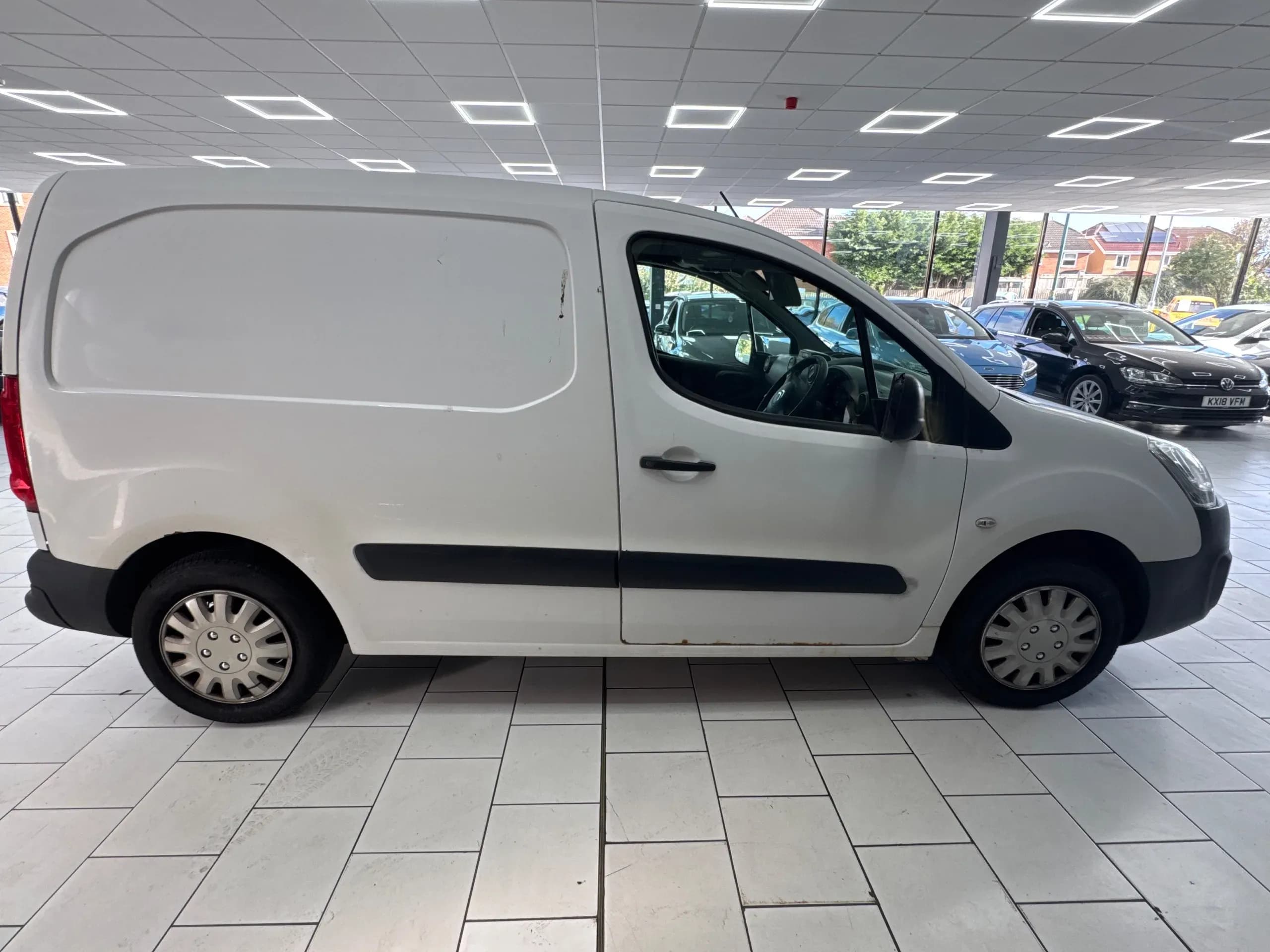 Vehicle photo — os profile