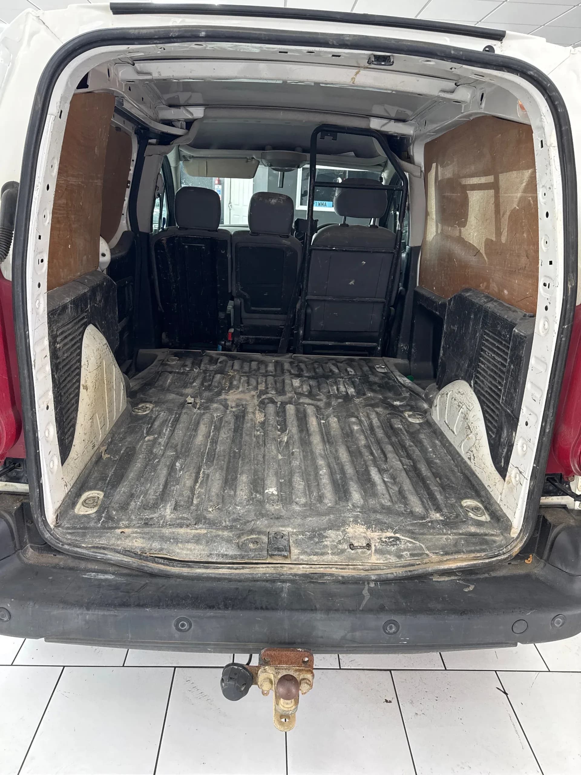 Vehicle photo — boot