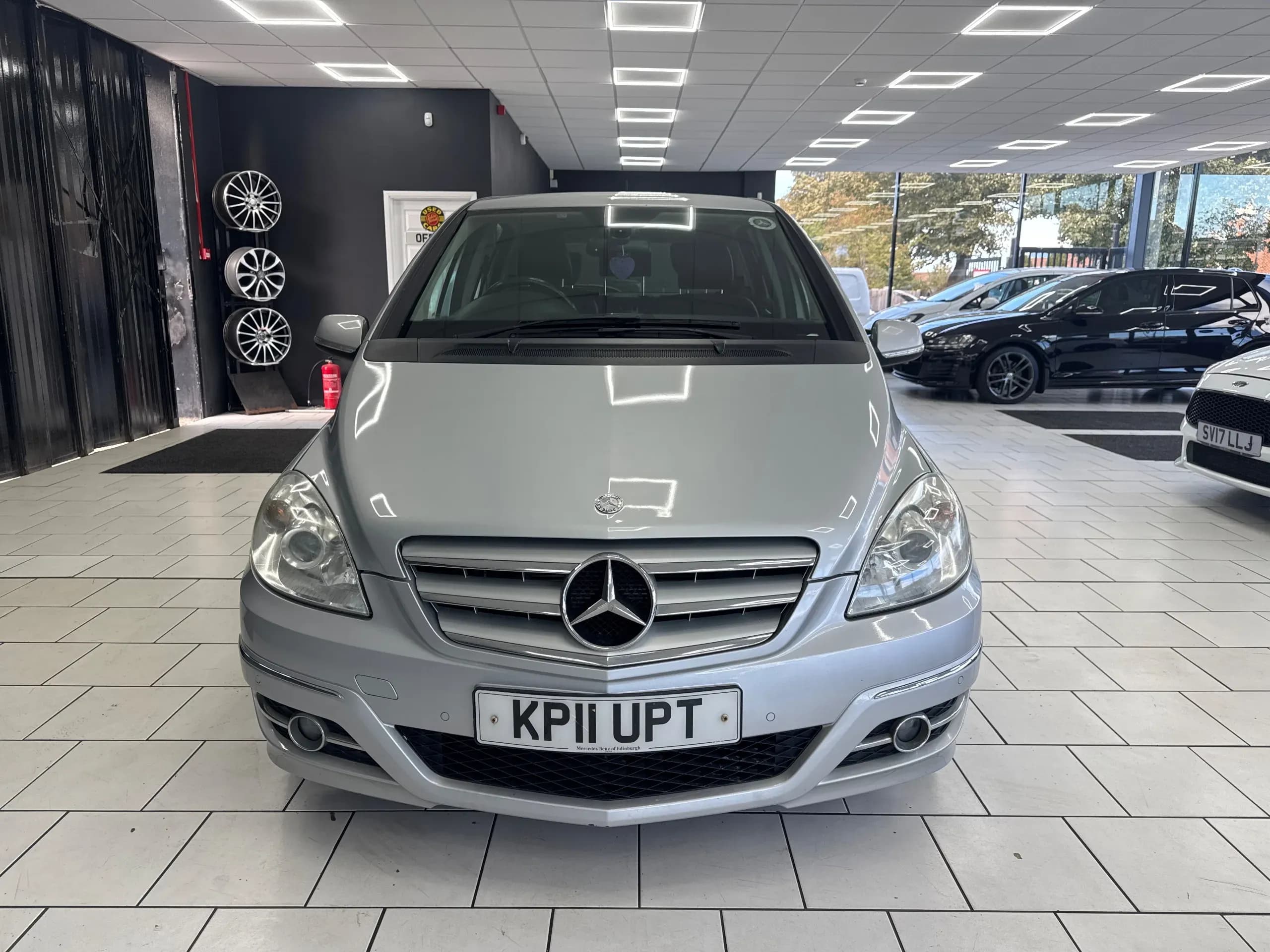 Vehicle photo — front