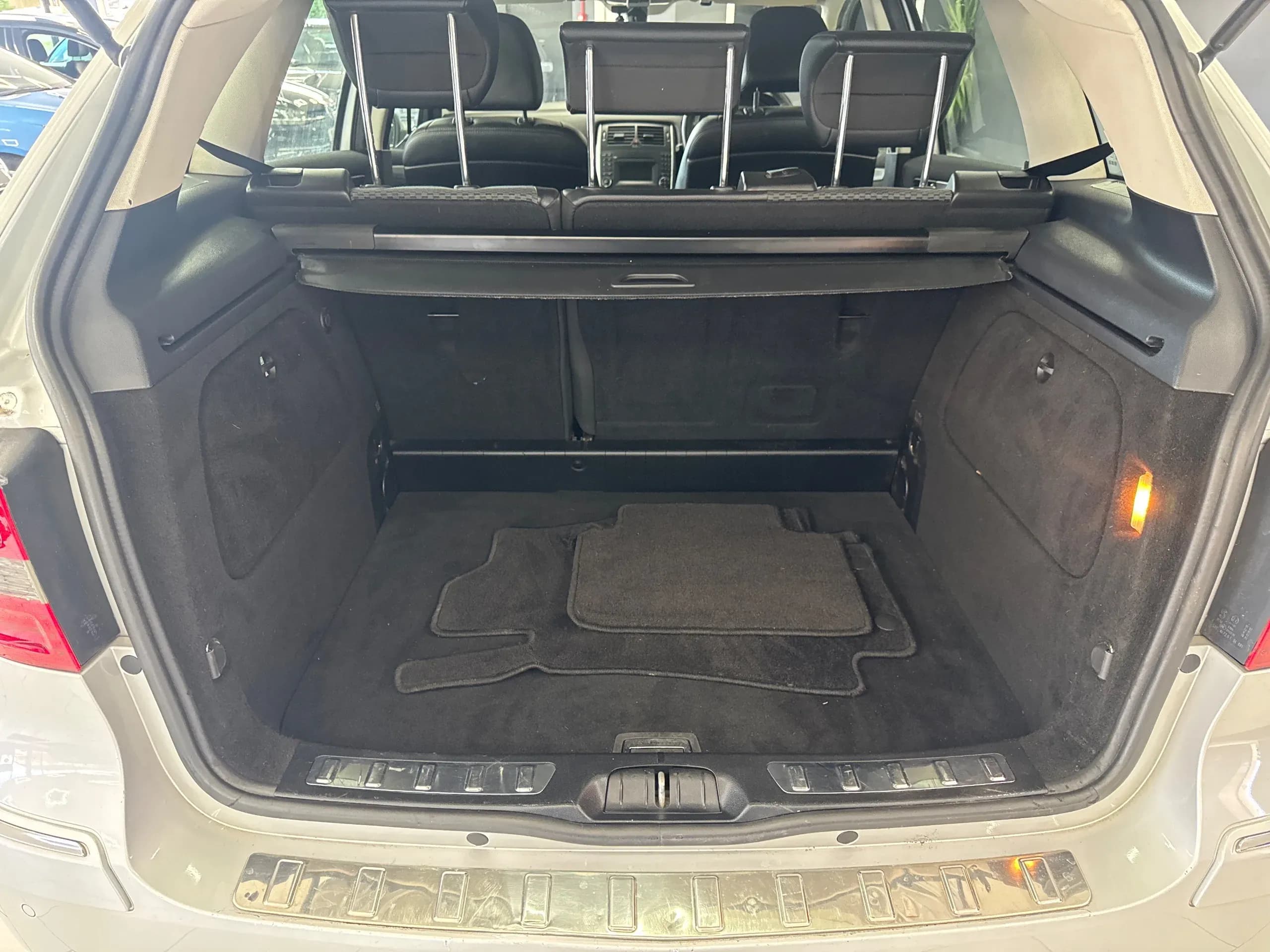 Vehicle photo — boot