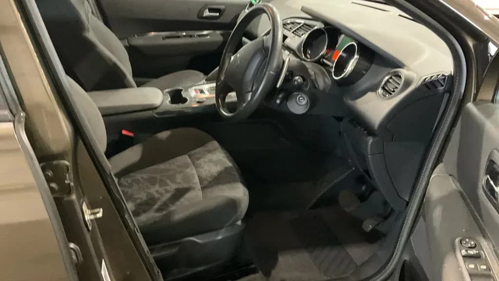 Vehicle photo — front interior