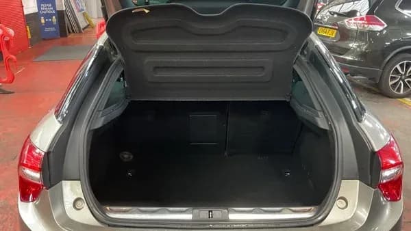 Vehicle photo — boot