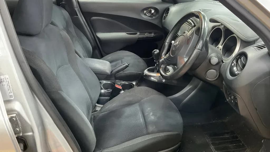 Vehicle photo — front interior