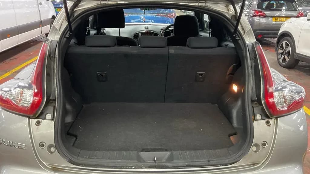 Vehicle photo — boot