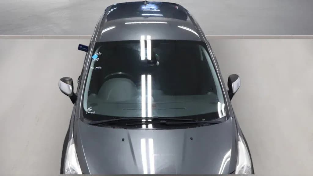Vehicle photo — front